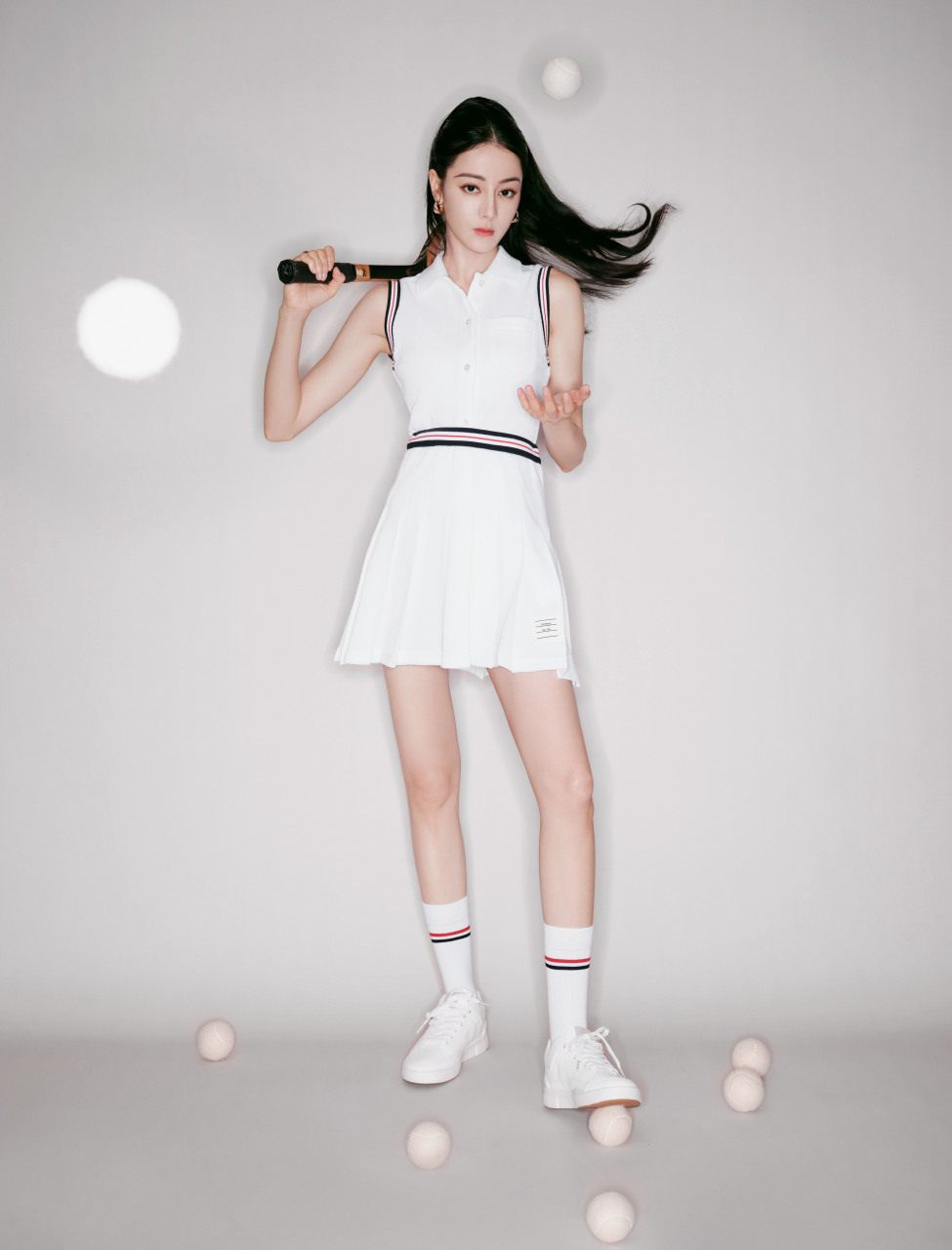 迪丽热巴化身网球少女,身着白色运动短裙装,清纯可爱,充满少女感,让
