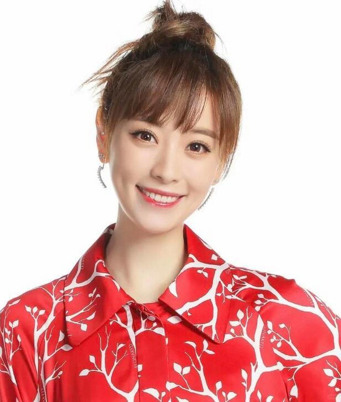 东方卫视跨年惊现:女主持新星崛起,!