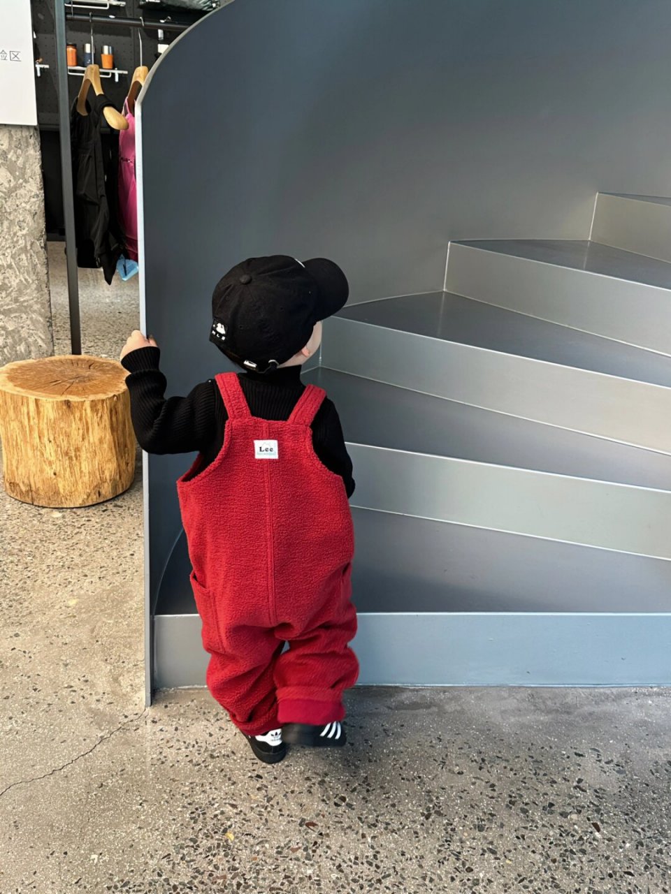 1岁宝宝新年红  迎接新的一年,给1岁男宝宝穿上红色的背带裤,真是既