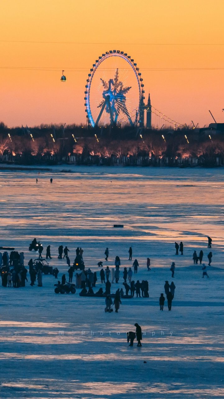 在哈尔滨的松花江畔,一片银装素裹,仿佛置身于冰雪奇缘的场景中.