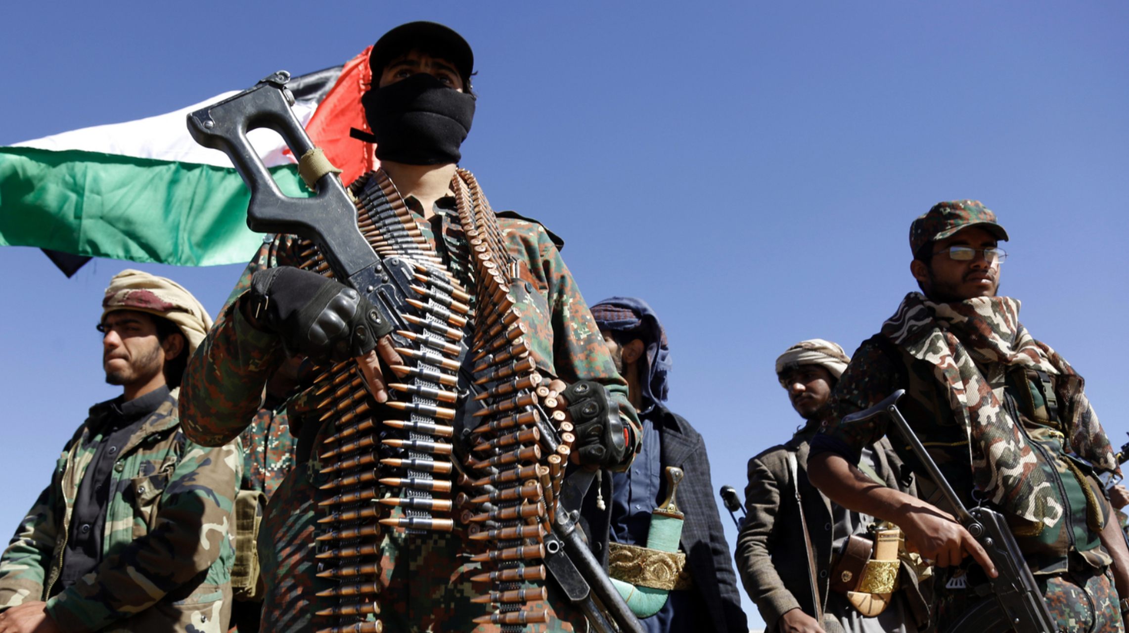 胡塞武装分子在也门沿海袭击了一艘美国拥有的商船.