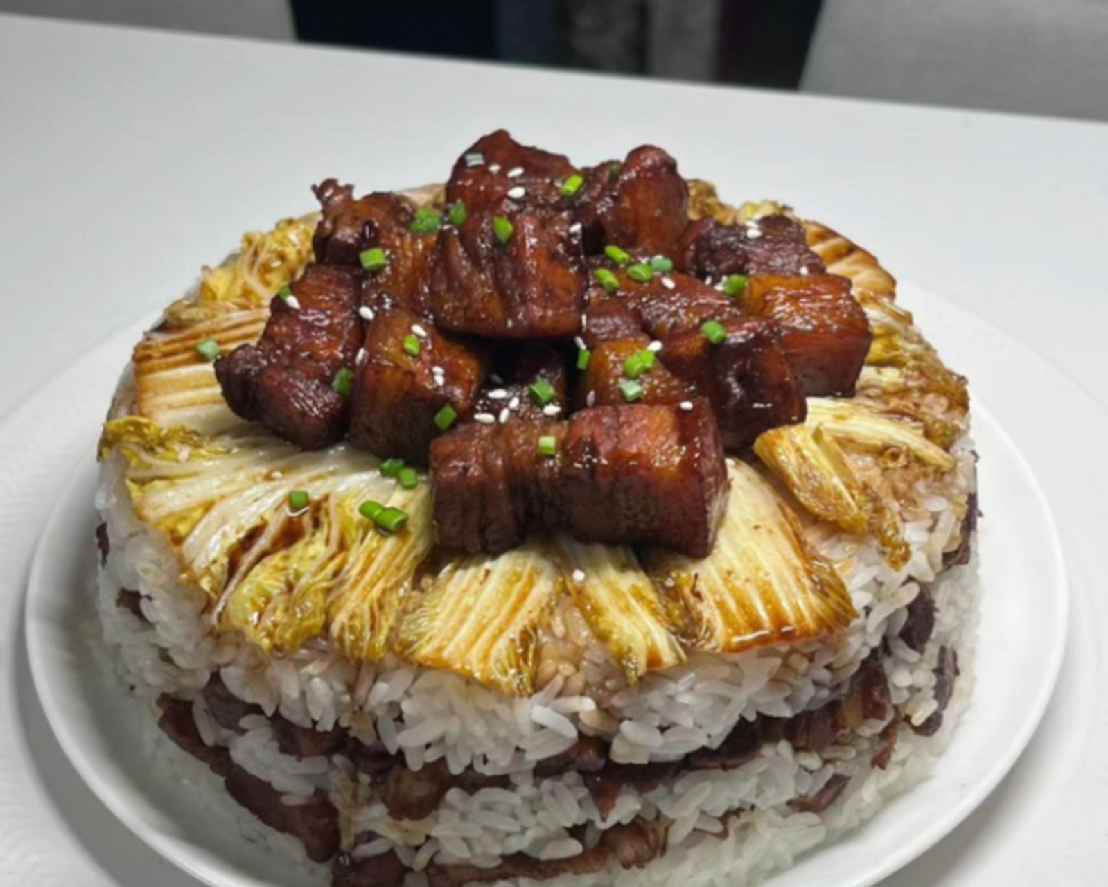 为了庆祝朋友的生日,我特意制作了一个红烧肉蛋糕,味道简直美味无比.
