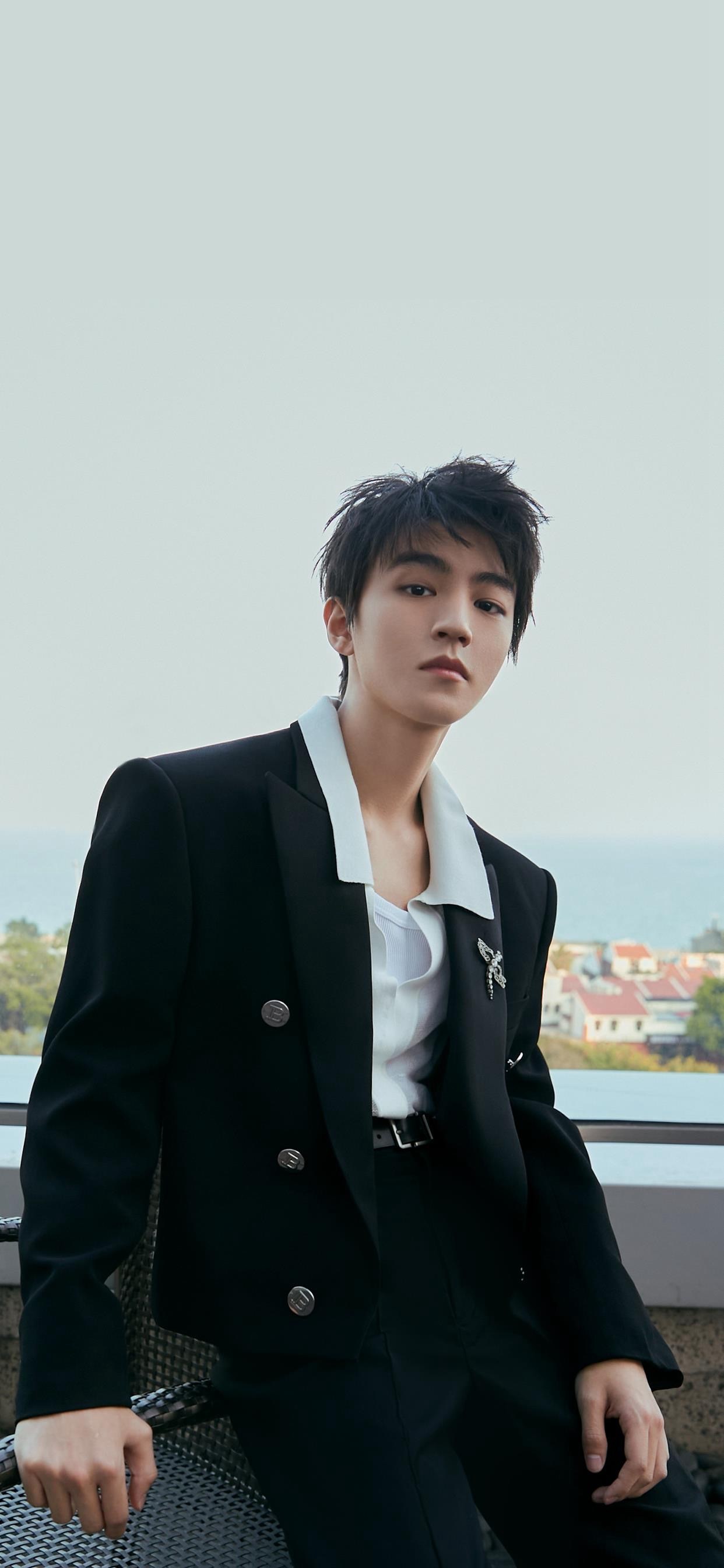 王俊凯黑色西装手机壁纸 绅士魅力满分 是朋友热爱的少年啊 #最靓头像