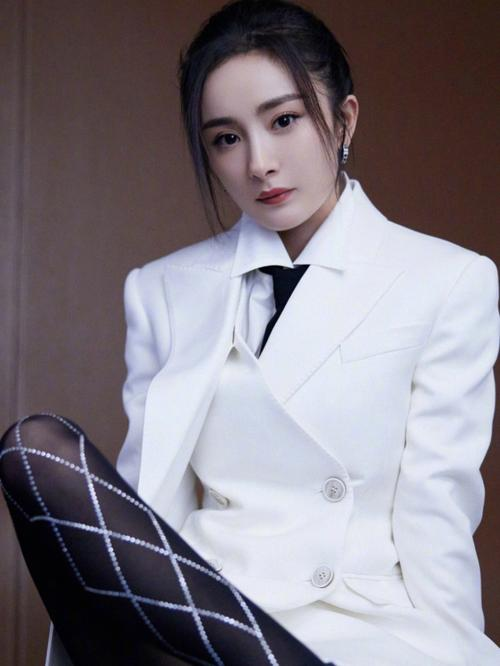 她的家庭背景非常不一般,大伯是清华大学的数学系教授,从小就对她有着