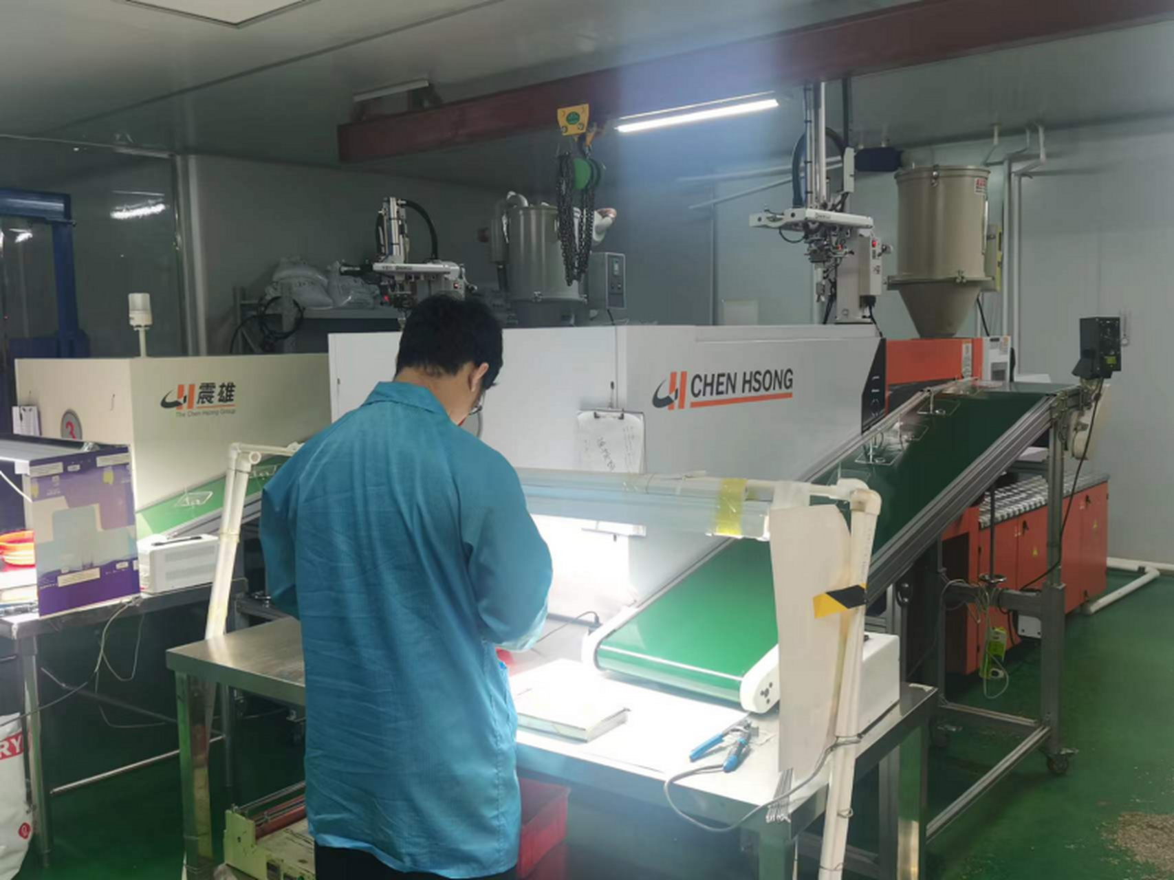 亚克力镜片,面板表面处理,主要目的是做保护涂层,防止面板划伤磨花