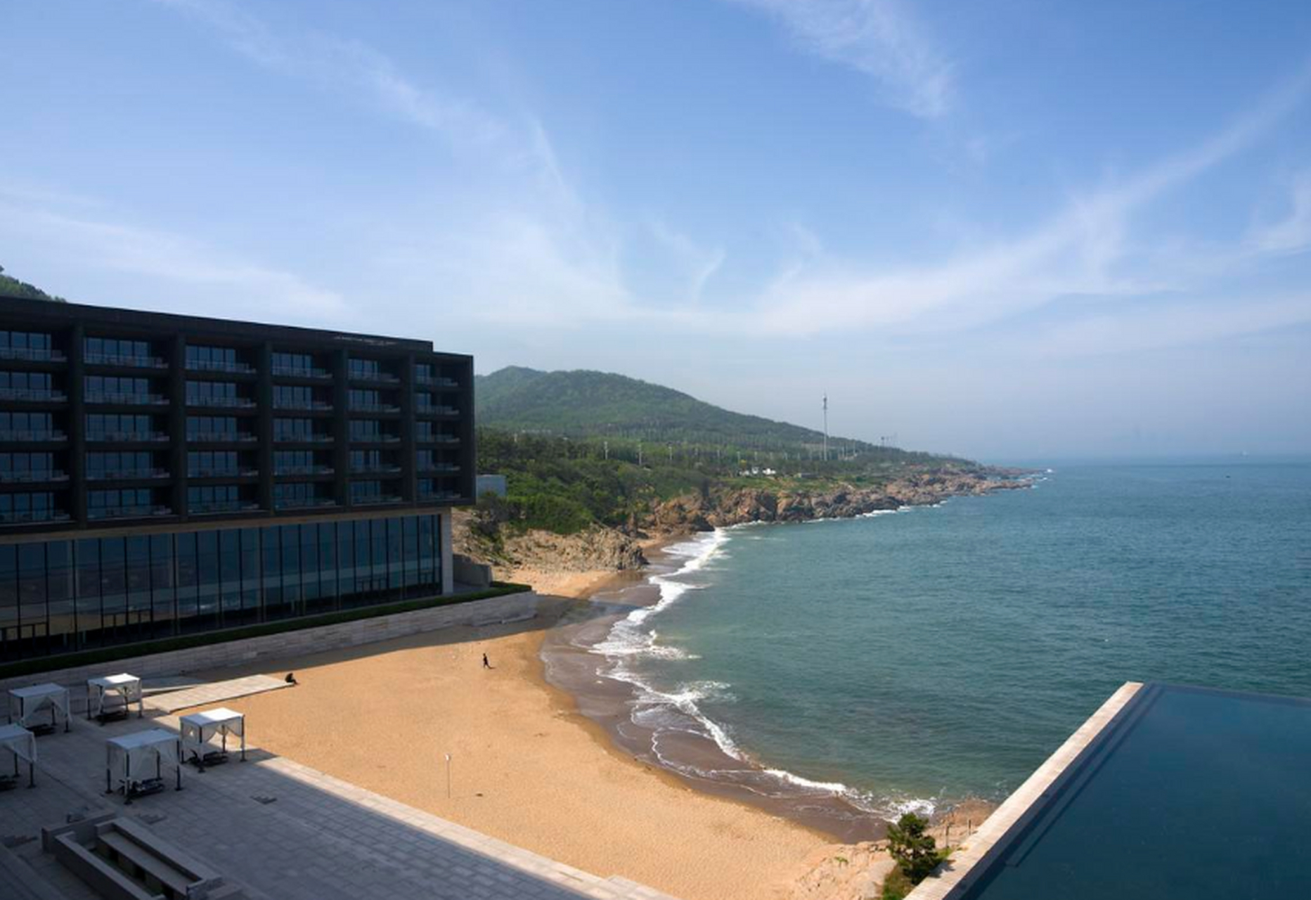 在青岛黄岛区,涵碧楼别墅和超五星级酒店均备受关注.