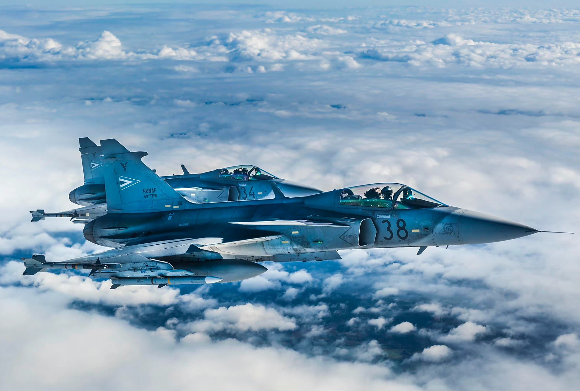 战机欣赏:瑞典萨博 jas-39"鹰狮"战斗机,该机是瑞典研制的新一代多