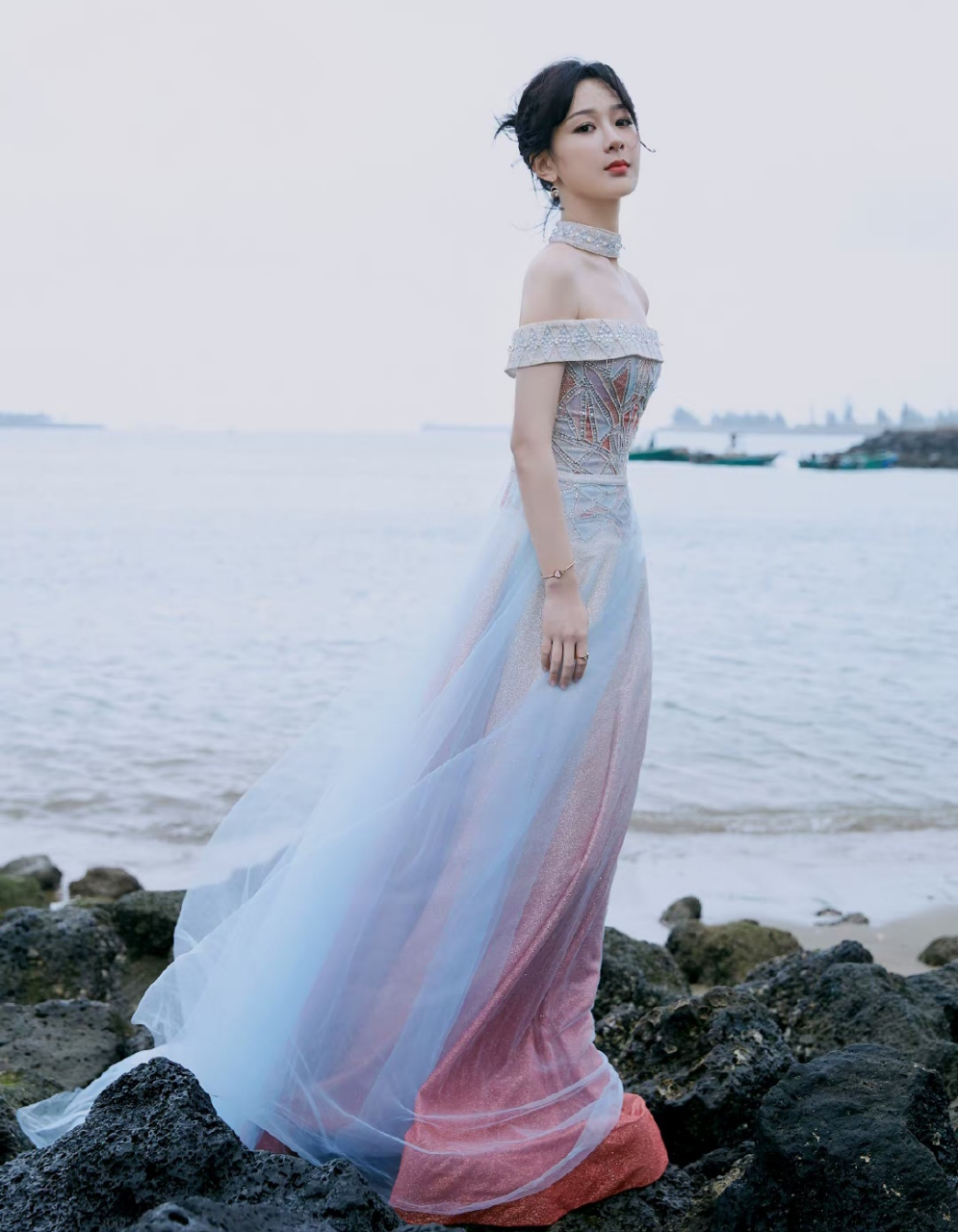 美图鉴赏|杨紫海边一袭玫瑰金渐变星空裙,真的是仙气弥漫,浪漫迷人太