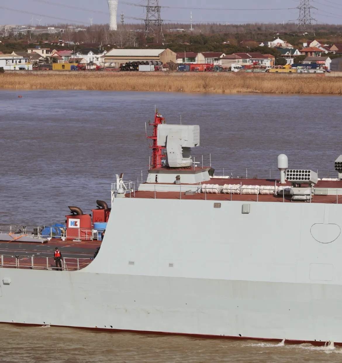 海军545漯河舰试航归来,该舰创造新纪录,从下水到试航才用136天