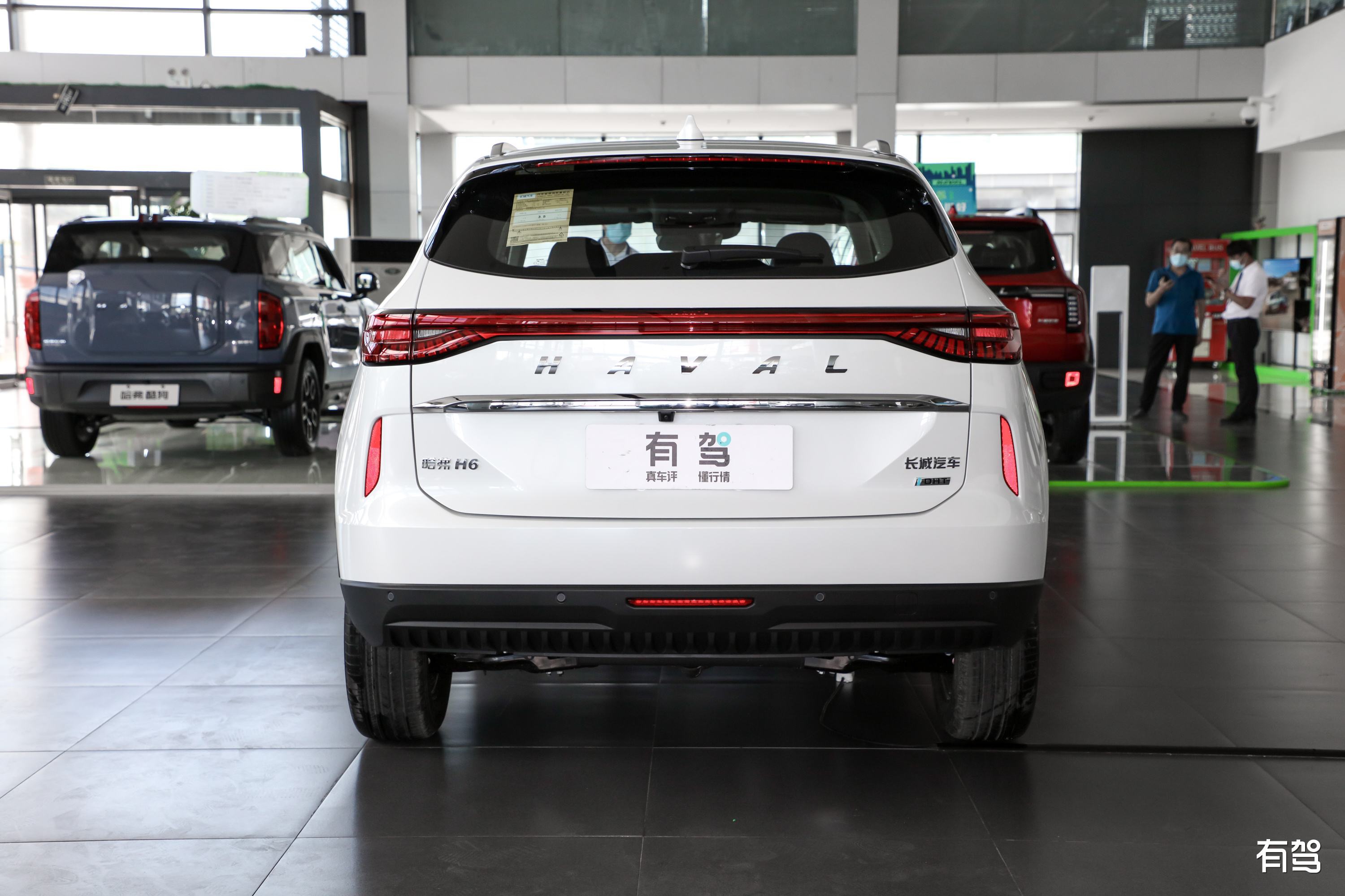 长城混动版"哈弗h6"正式进店!纯电续航201km 贯穿式尾灯真惹眼
