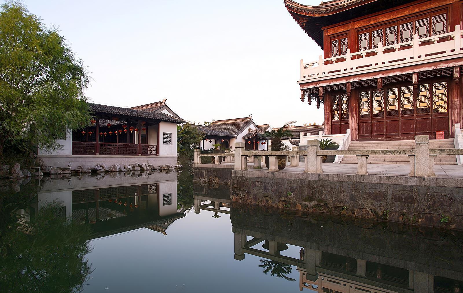 张家港这座镇子被誉为"江南美凤凰",千余年历史的山歌孕育于此