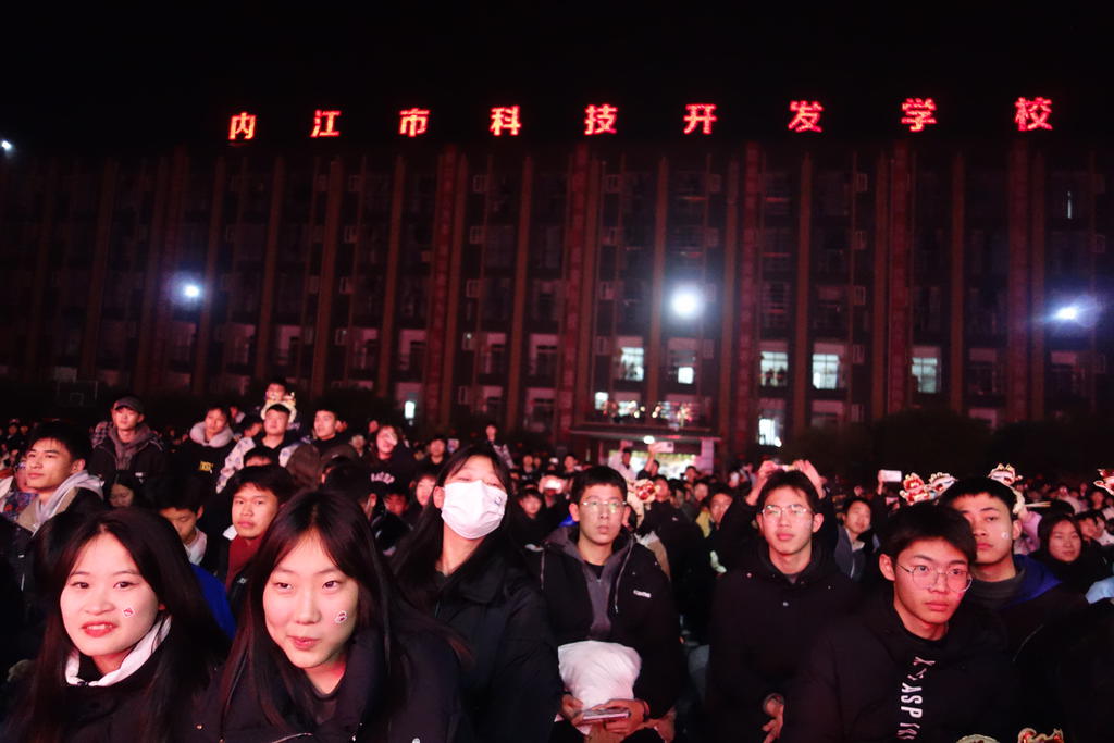 1月15日晚上,我们内江市科技开发学校举行的2024年迎新春晚会别开生面
