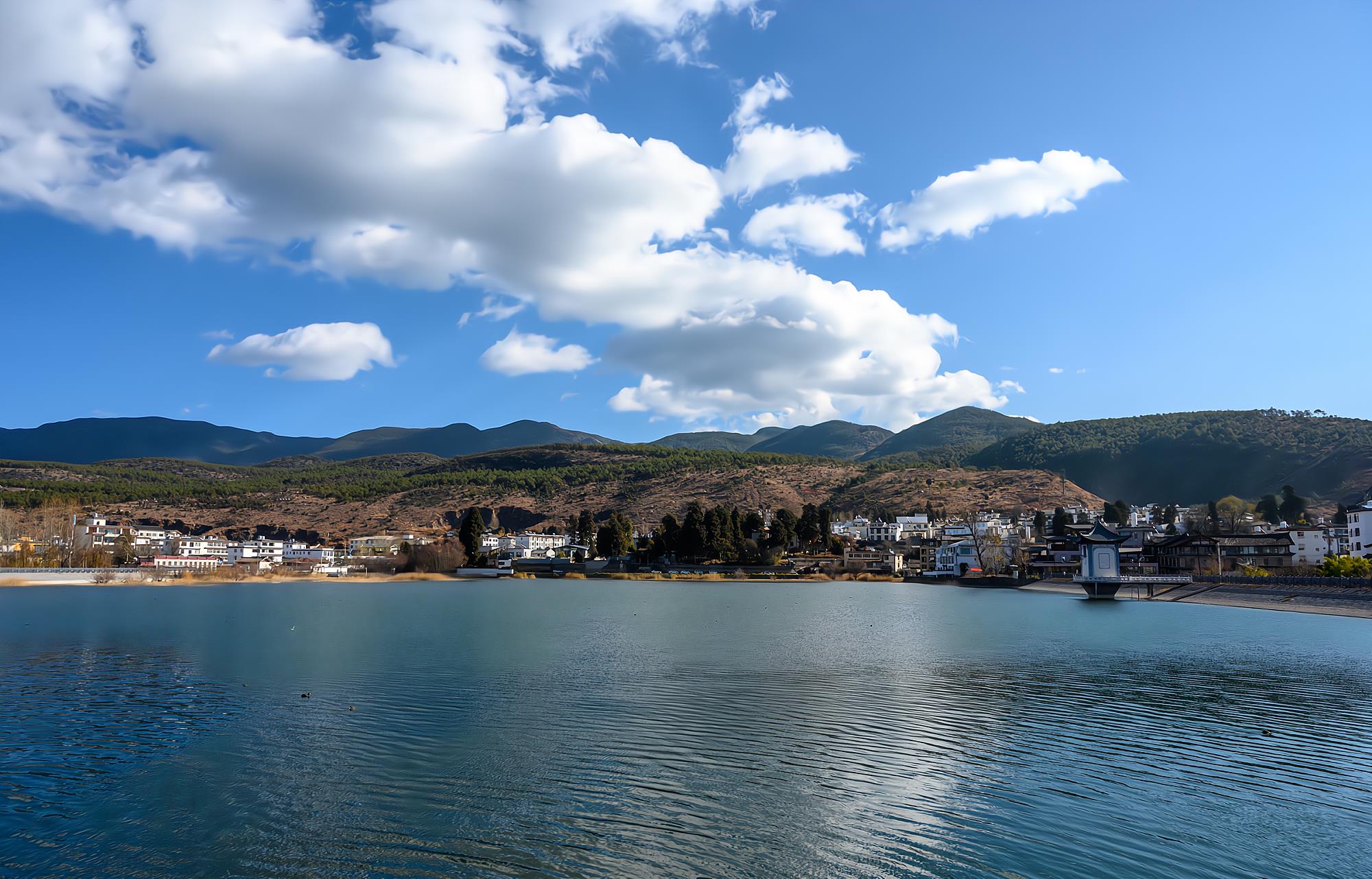 丽江有处少有人知的秘境,距离古城仅3公里,湖光山色风景如画