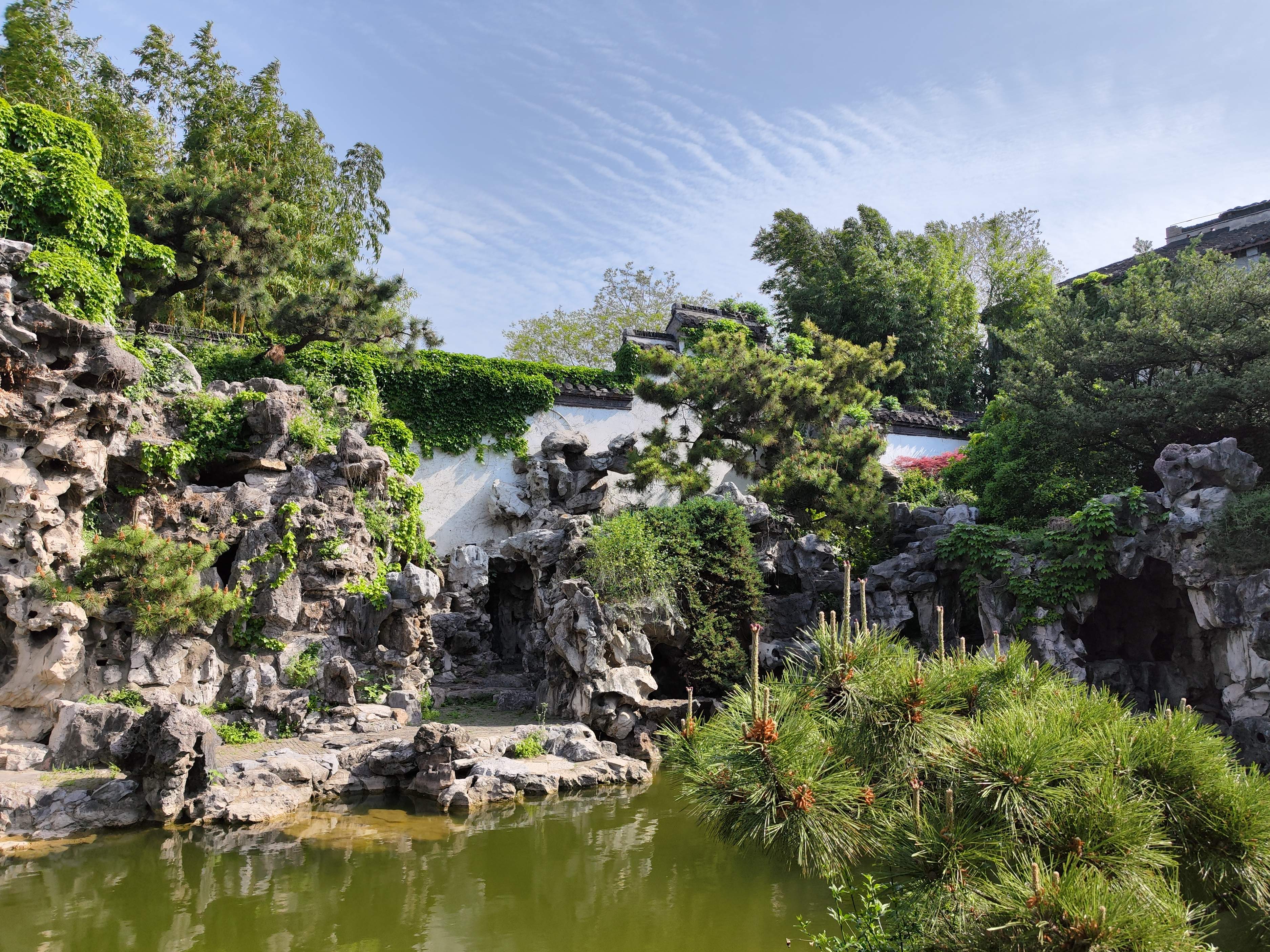 扬州何园,园中保留有石涛设计的片石山房,已为人间孤本