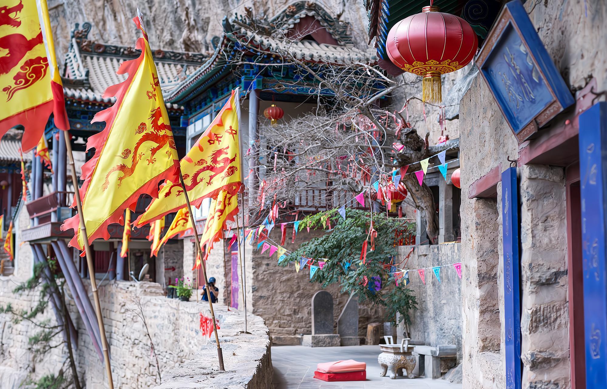 山西深山中藏着一座"悬空道观",历经700年不倒,让人称奇