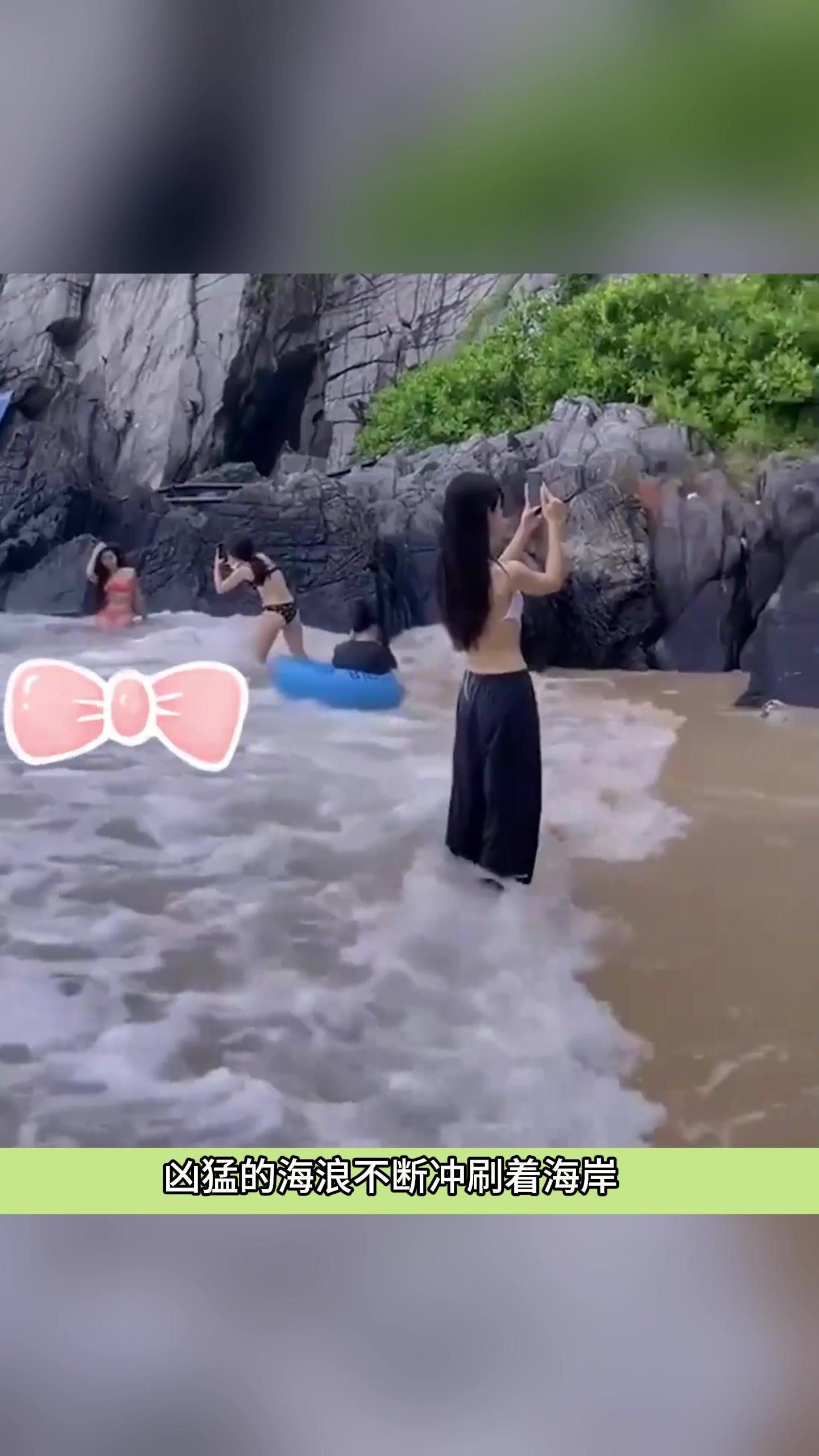 美女穿泳衣海边凹造型,真是视觉盛宴!