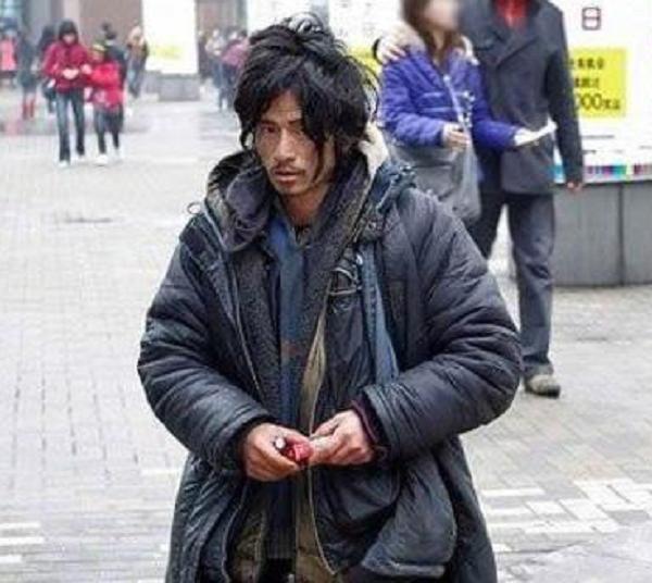 多年前突然爆红的"犀利哥",现状如何了?