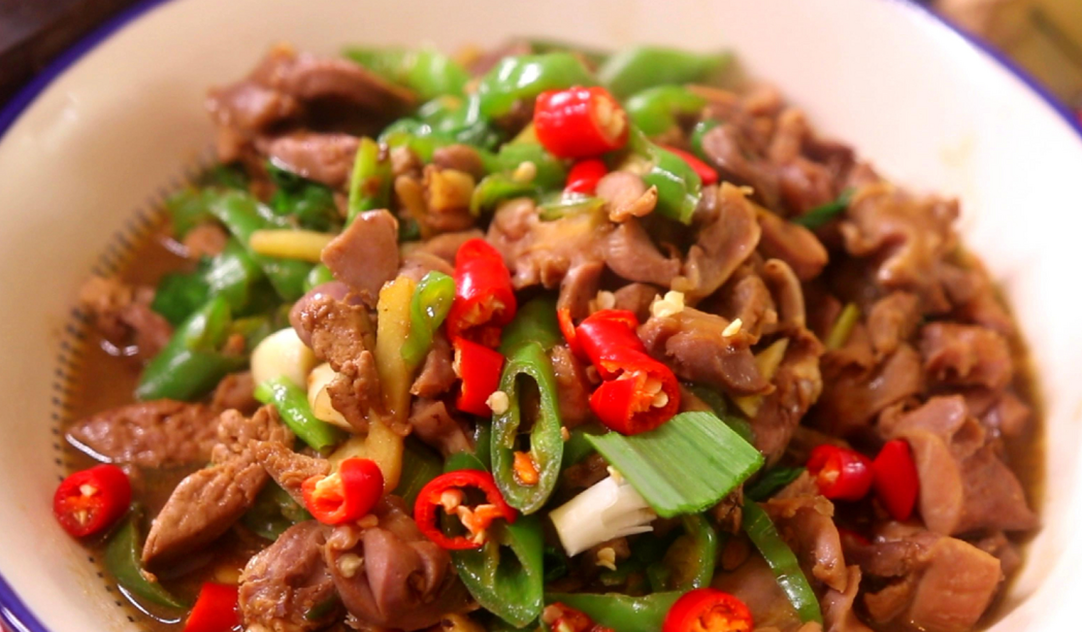 火爆川菜的招牌——青椒鸡杂!鲜香四溢,爽脆口感.