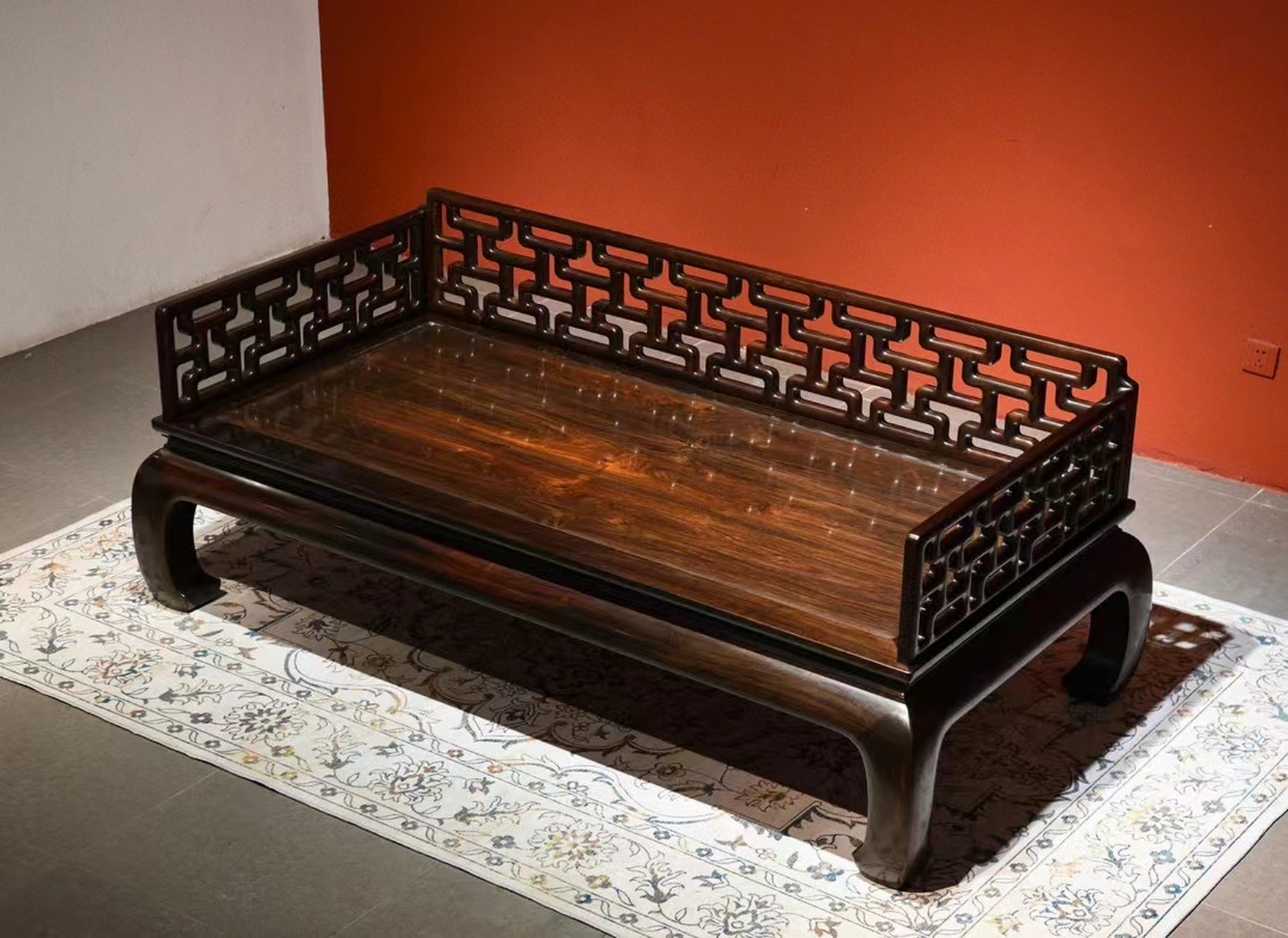 大红酸枝曲尺罗汉床