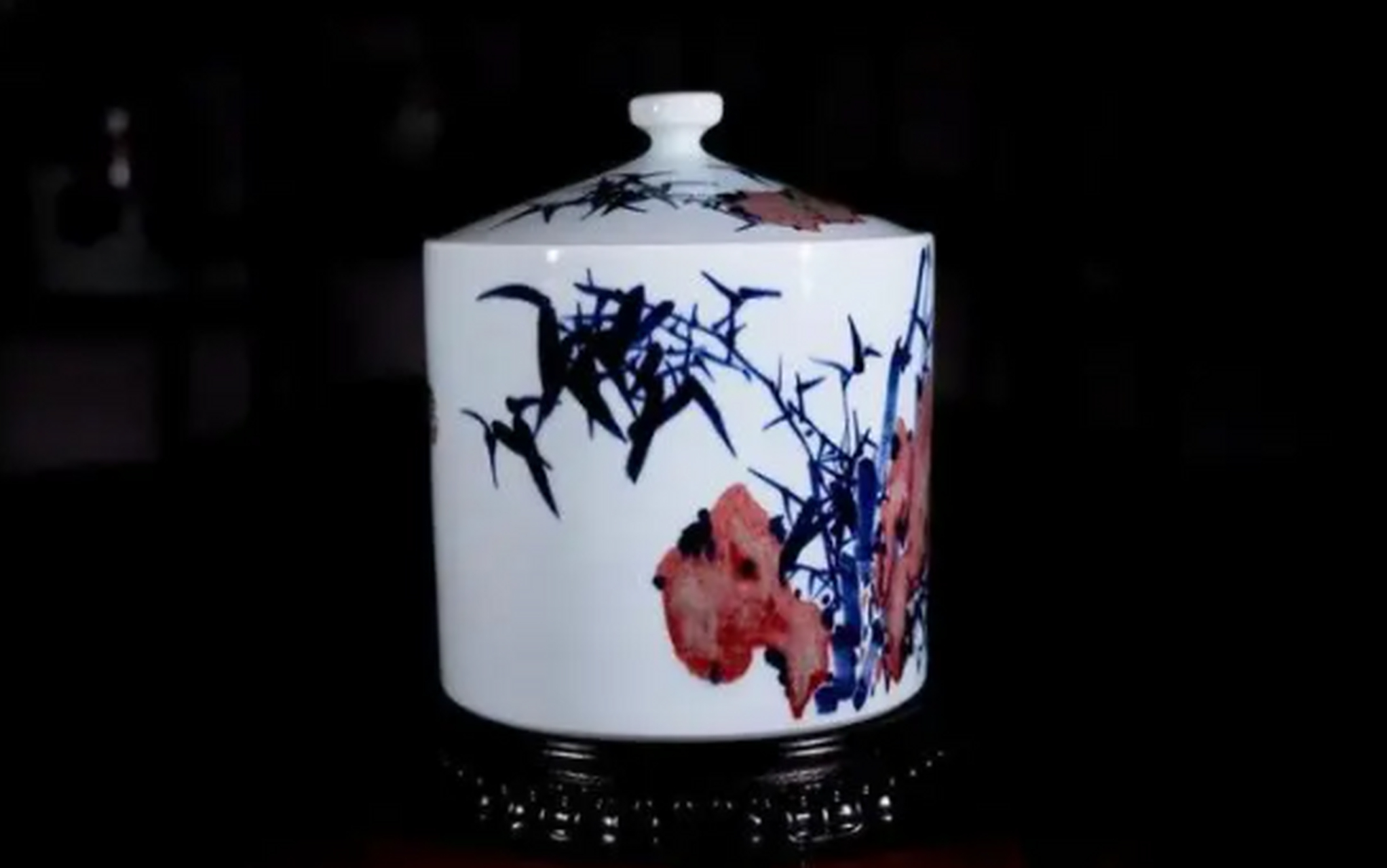 陆岩,景德镇陶瓷艺坛璀璨明珠,凭借独特的艺术风格和深厚的家族陶艺