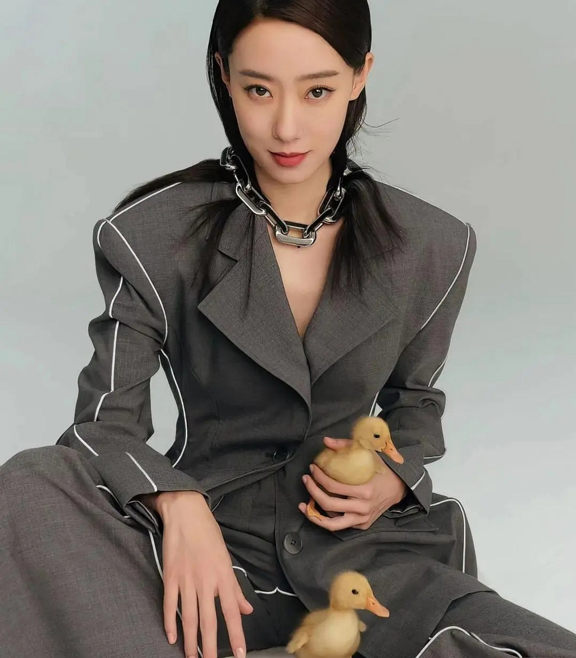 张小斐,一位来自辽宁鞍山的知名演员,她的表演作品包括《飞天》