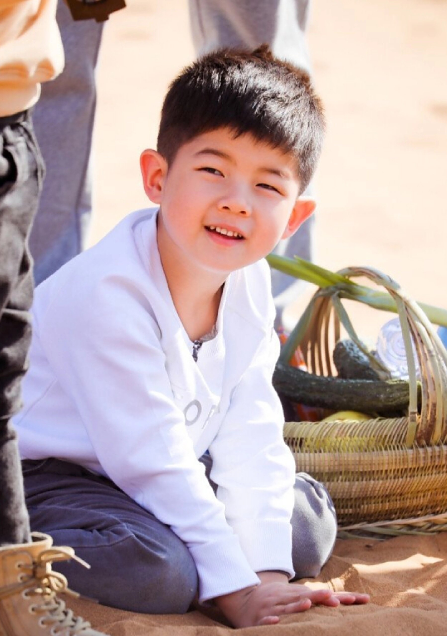 东北宋仲基你知道是谁吗 沙益和胡可的大儿子安吉,从小就上了热搜