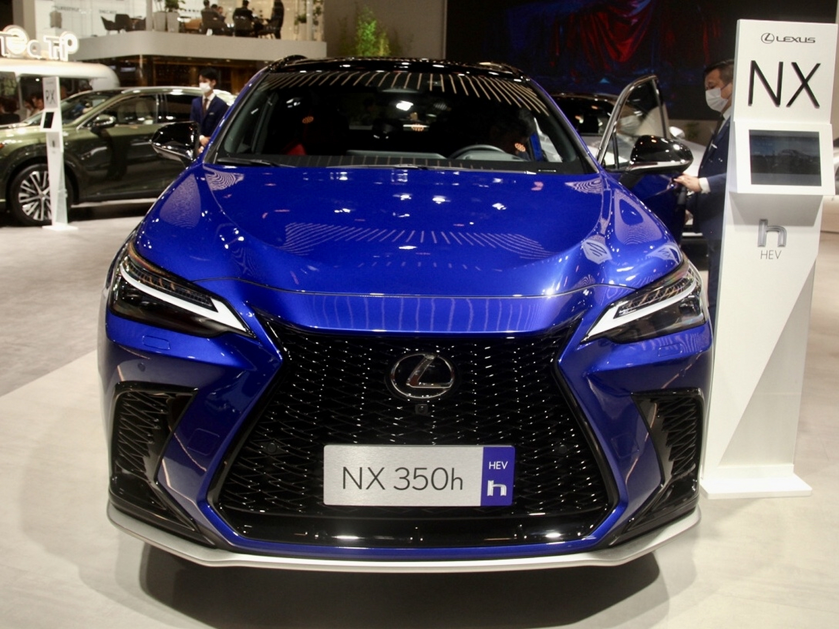 最近比较炙手可热的一款中型suv——雷克萨斯nx350h,卖的比较火的原因