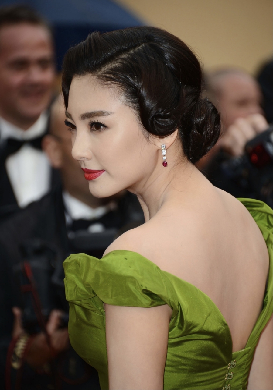 早期的张雨绮长得跟宋慧乔有几分相似,都是那种清纯的小甜妹,和现在