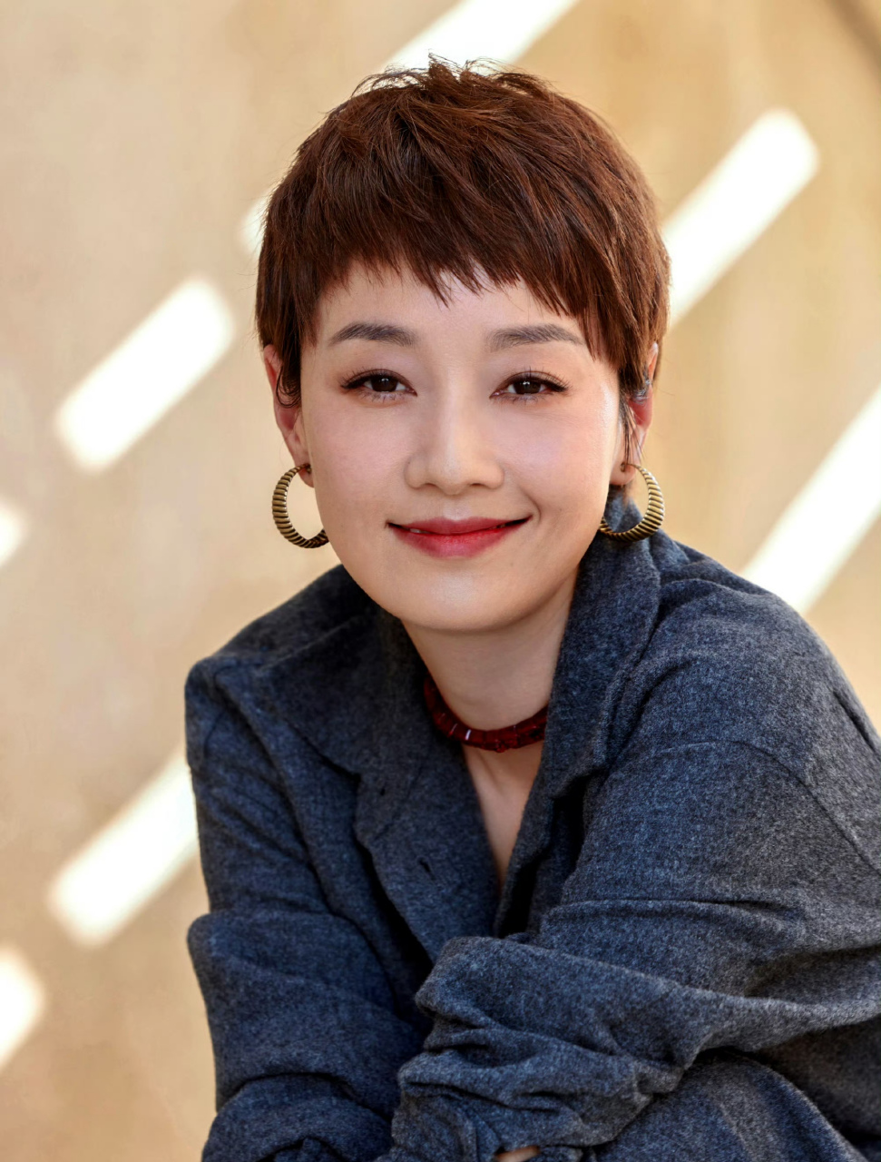 马伊琍短发看着很干练又展献出的知性美真是不可言喻#马伊琍