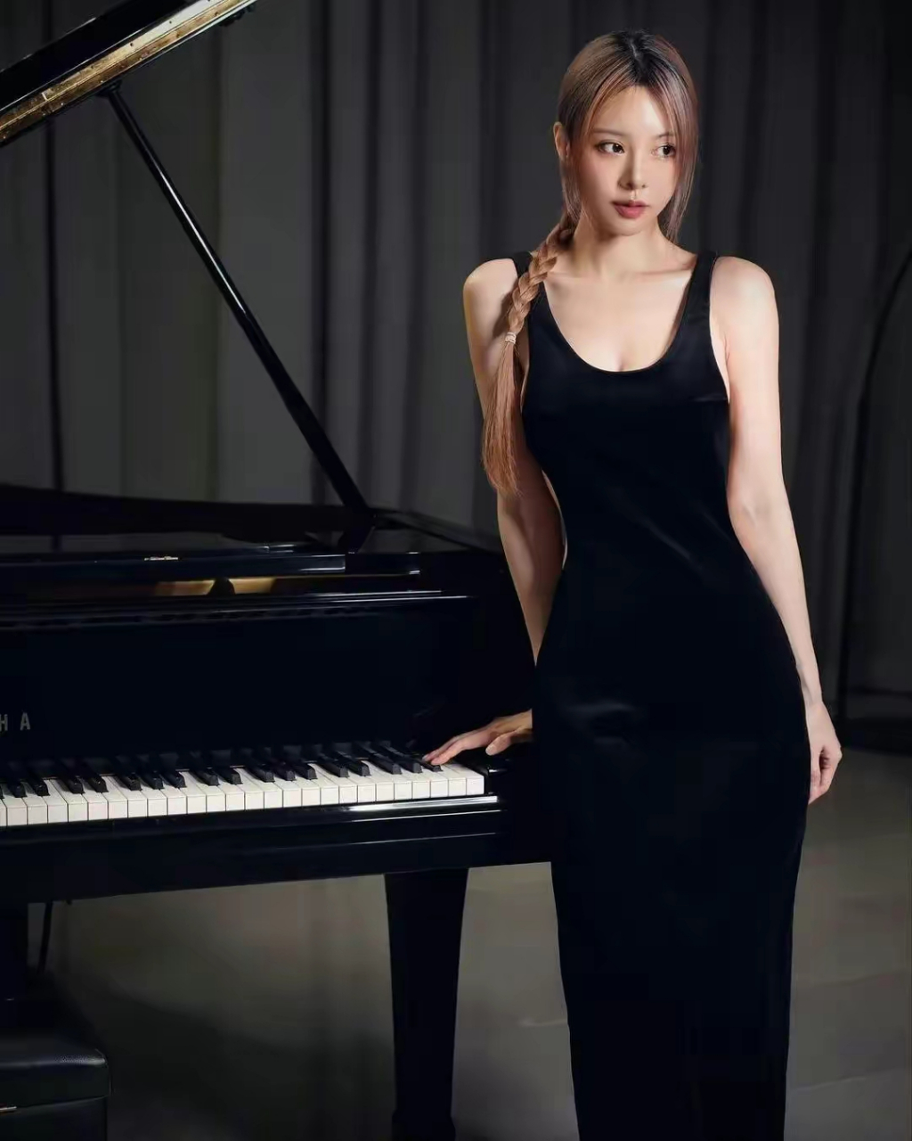 印象中,钢琴家都是温文尔雅,尤其是女性,更是应该淡然恬静的,是那种