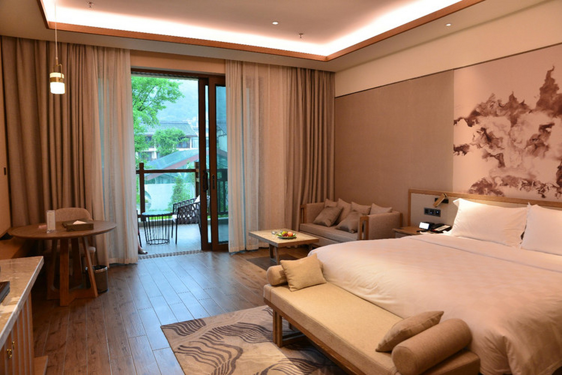 石阡温泉度假酒店位于城南温泉,占地面积3500余平米,建筑面积4000余 