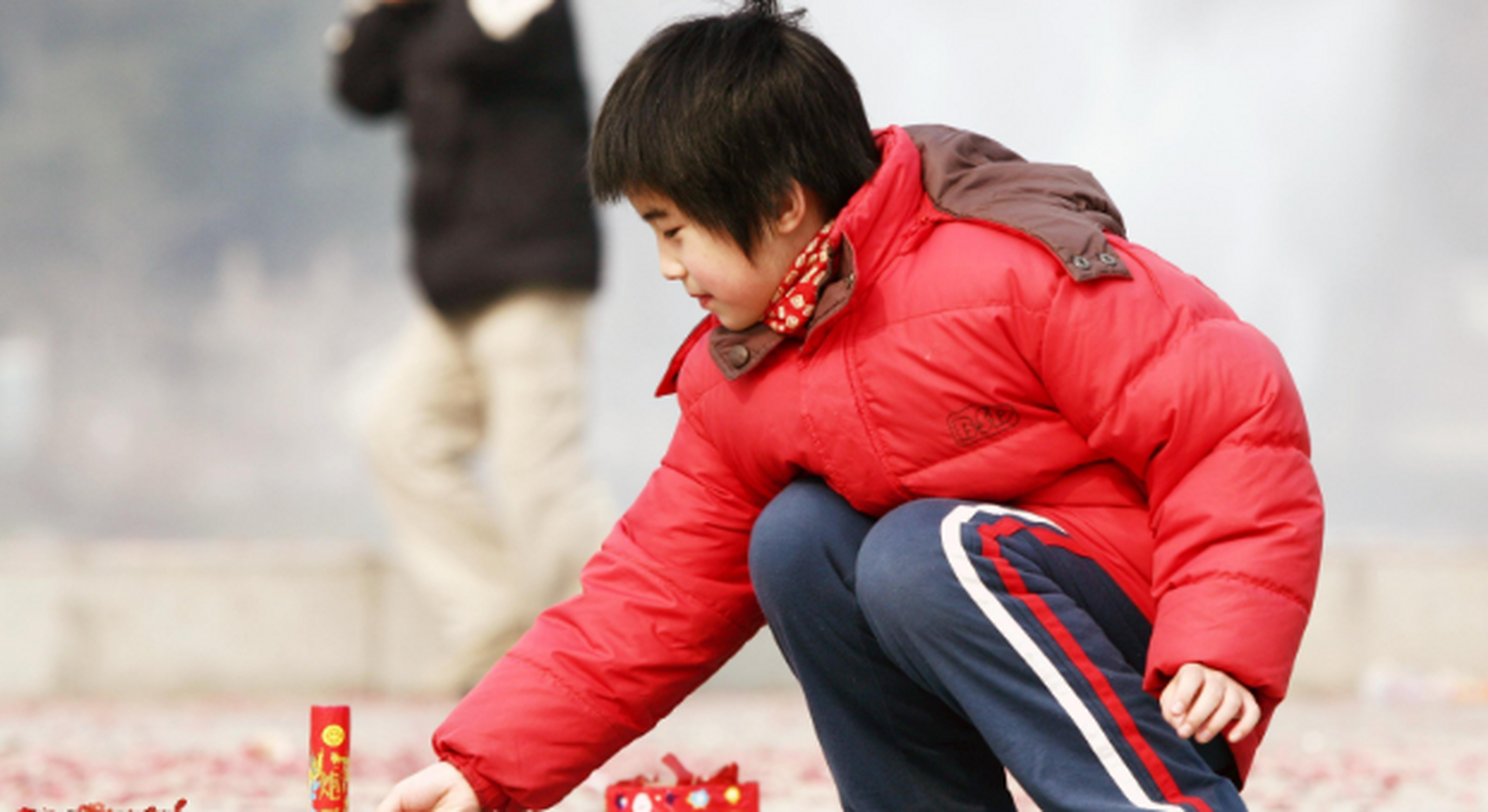 一炮炸成"负二代",四川小男孩放鞭炮炸翻多辆豪车,爹妈已卖房