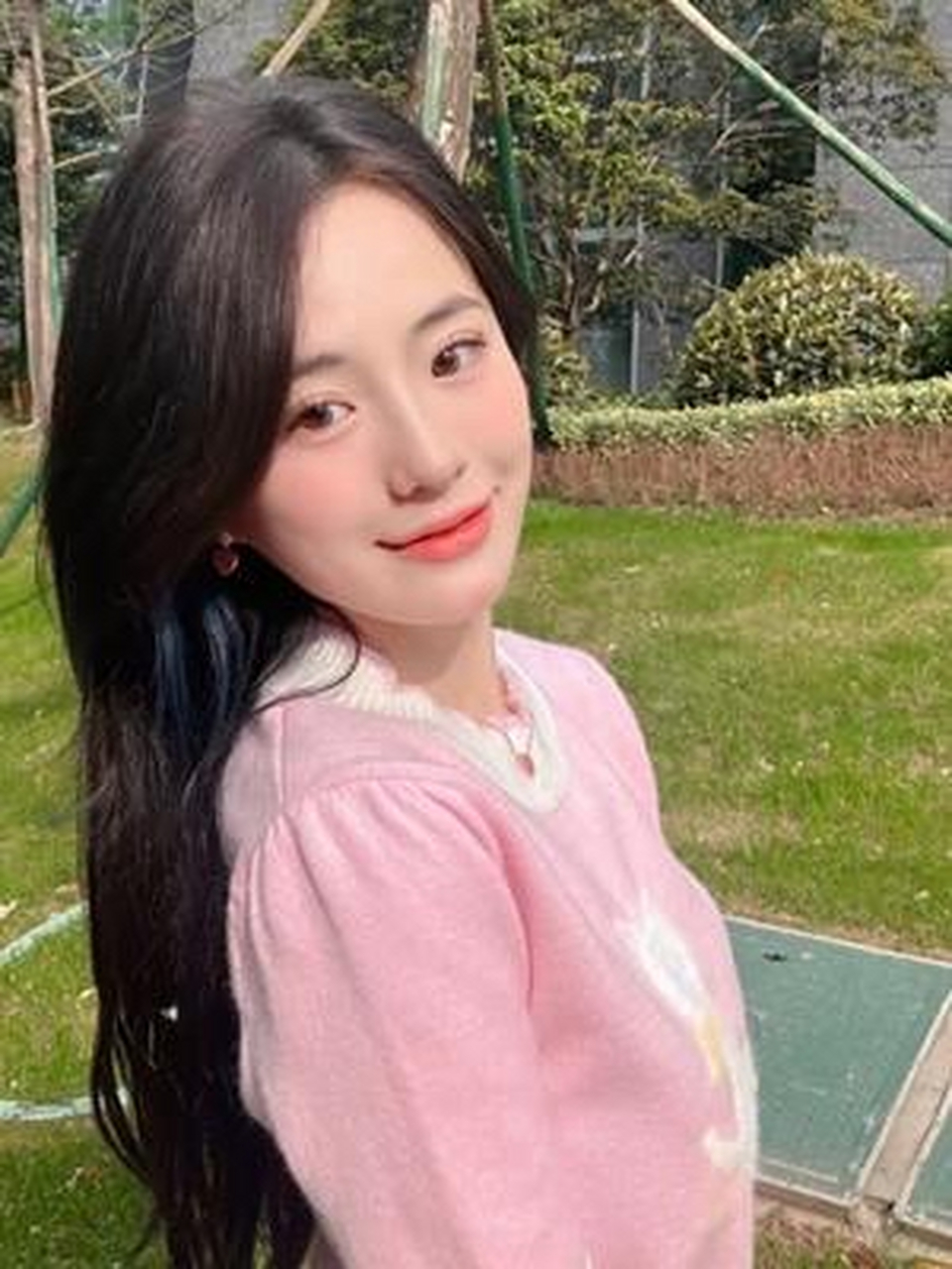 网红美女   小鱼海棠,女,出生于江苏省淮安市,现居南京.