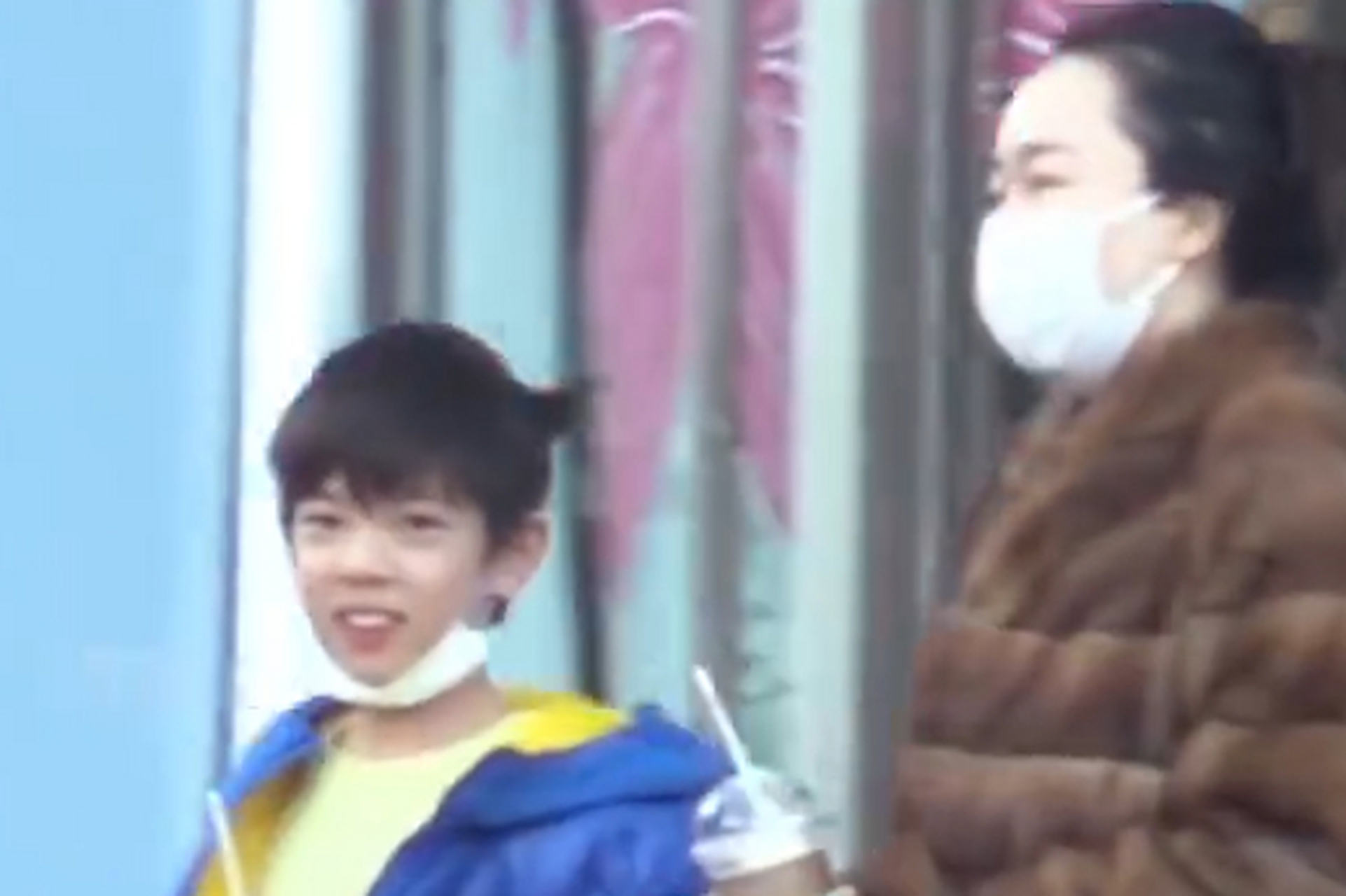 [原文:霍思燕带嗯哼逛街,母子俩.