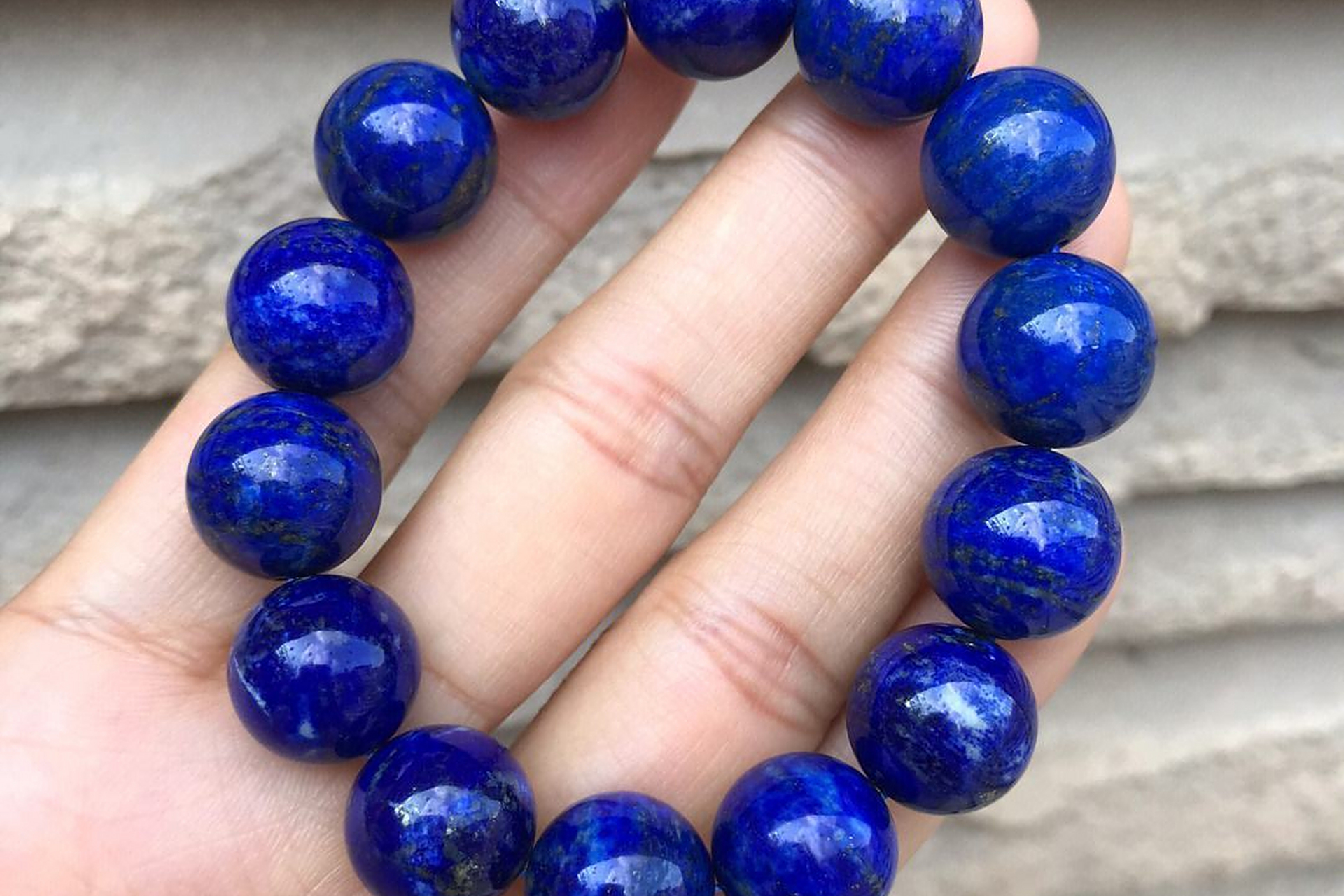 青金石,又名天青石,深蓝如夜空,高贵神秘.产地稀少,价值昂贵.