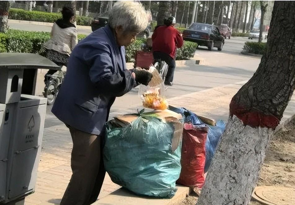 蔣貴英也怕一個大男人毛手毛腳的照顧不好小孩,直