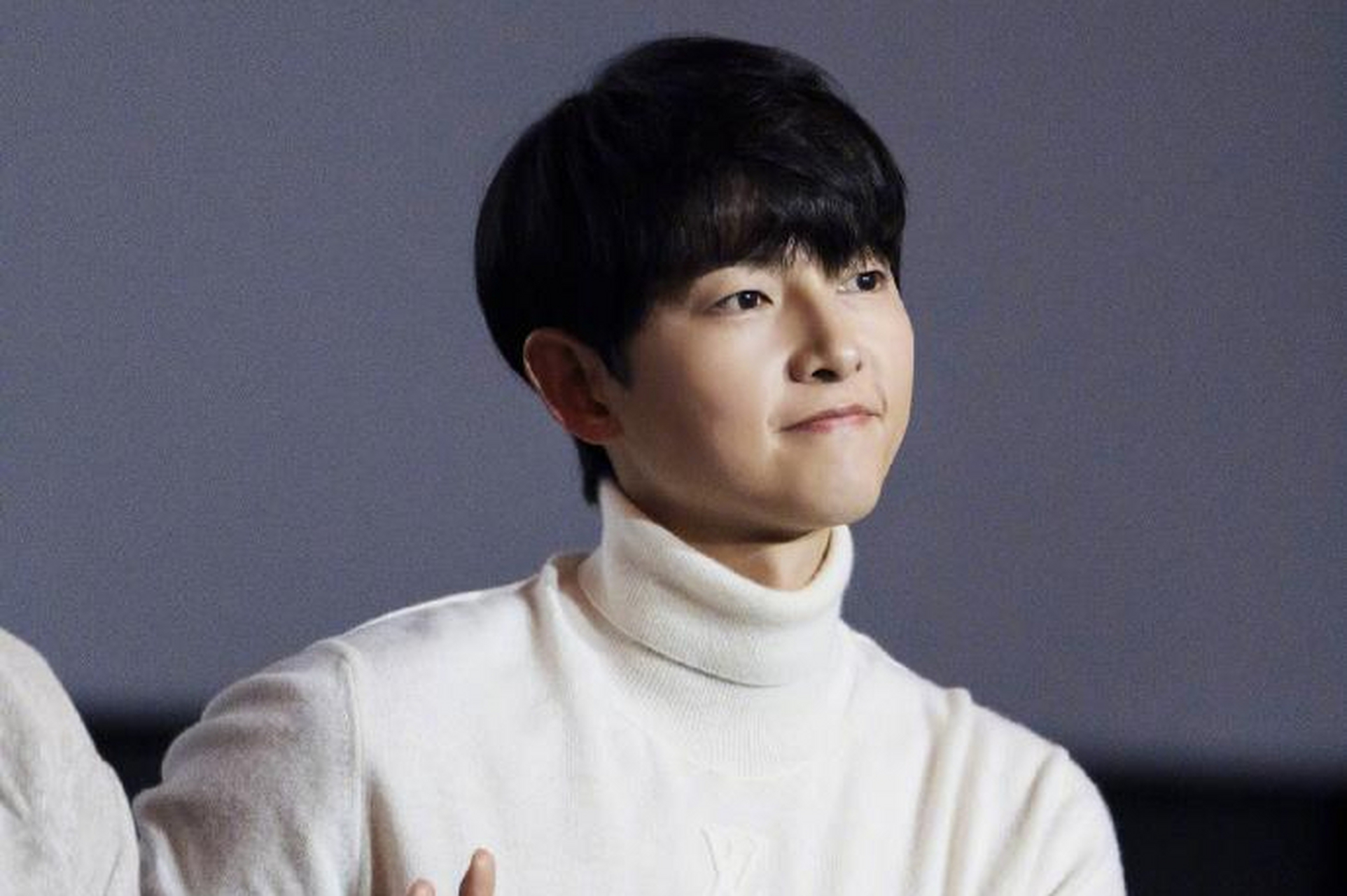 韩国演员宋仲基出道前视频曝光,网友惊叹帅气男孩形象与正直性格!