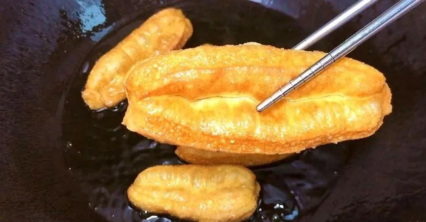 看着它们在油锅里面炸的那么有劲,不少人甚至会口水直流.