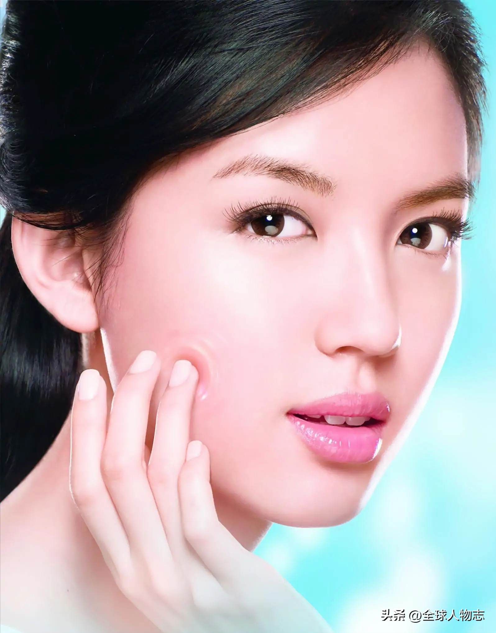 从小就受到了很好的教育,随着张梓琳慢慢长大,她出落的很漂亮