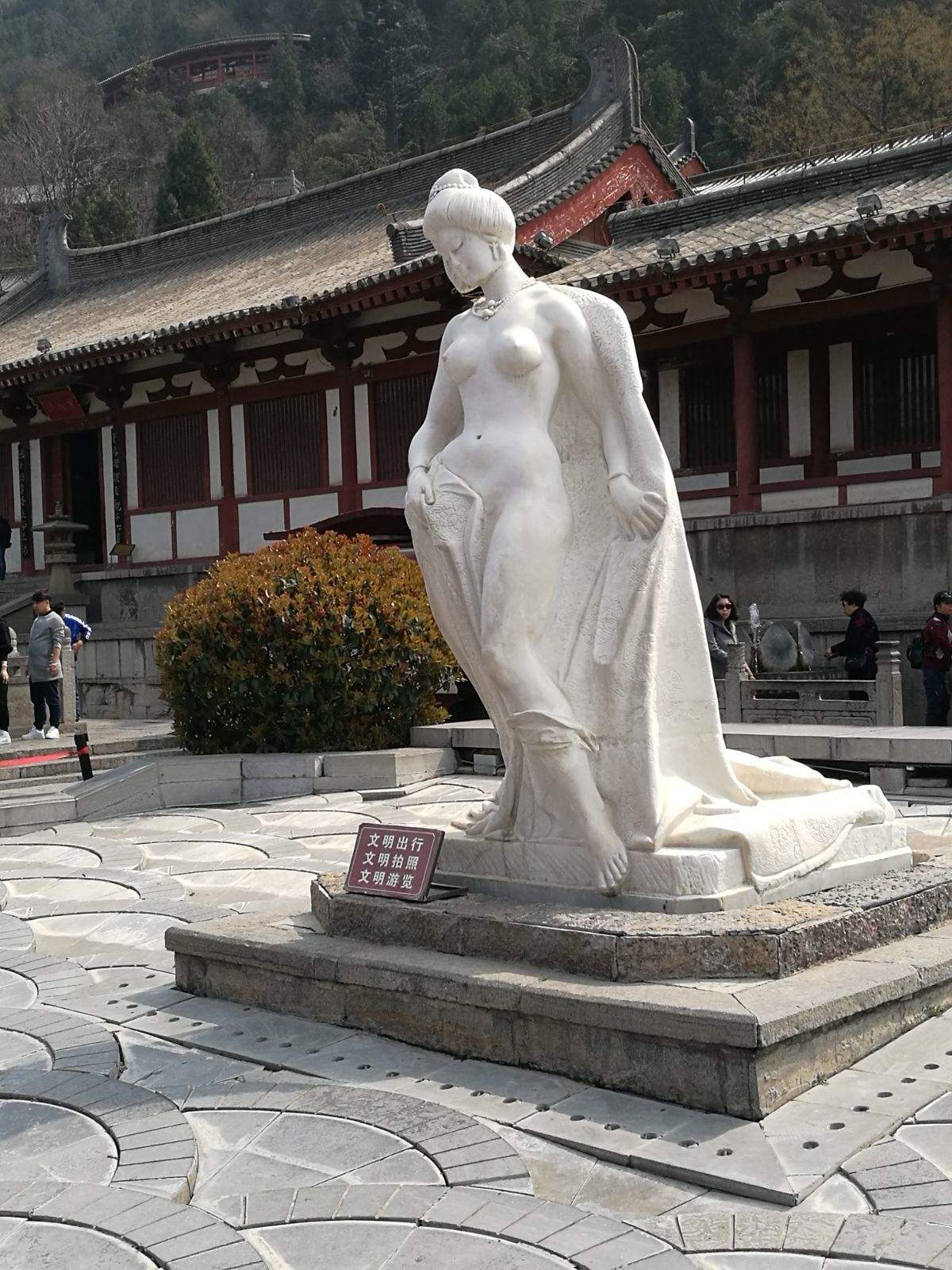 华清宫杨贵妃雕像引争议:裸露与艺术,谁说了算?