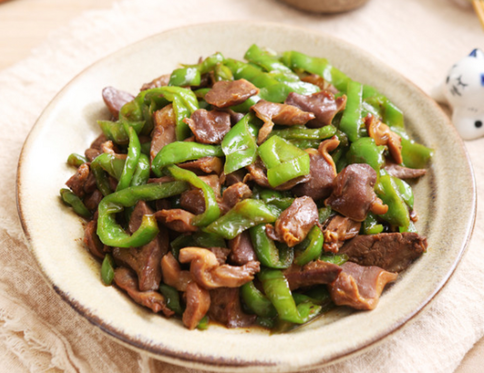 火爆川菜的招牌——青椒鸡杂!鲜香四溢,爽脆口感.