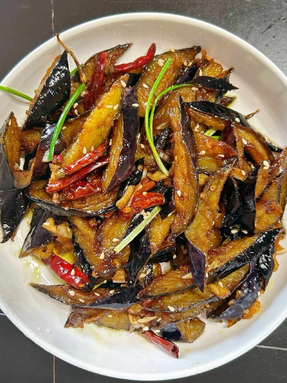 超好吃的风味茄子,太好吃啦,外酥里嫩满口留香 食材:茄子两个  干辣椒