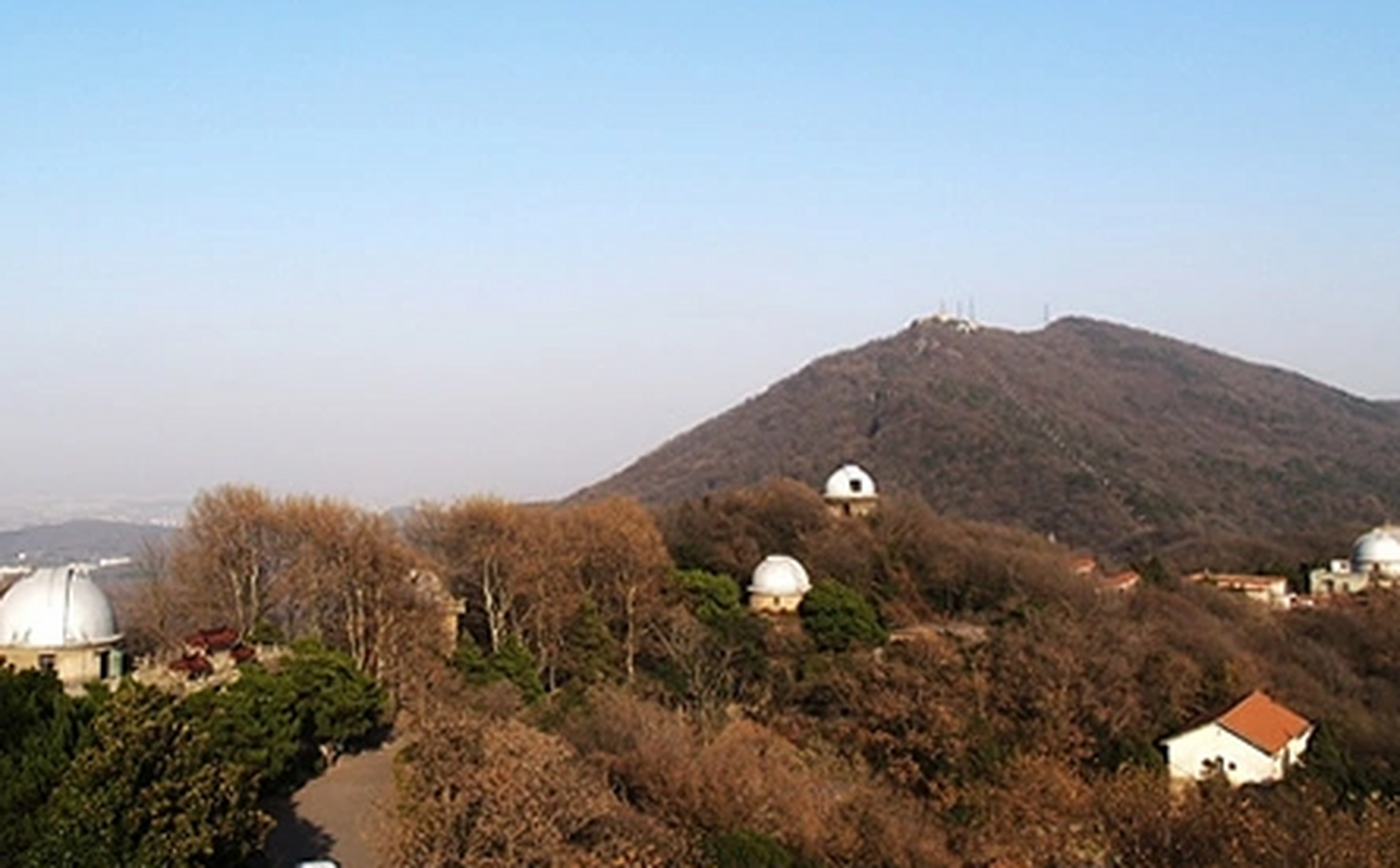 头陀岭是紫金山第二高峰,海拔425米,景色优美,是南京的魅力之地.