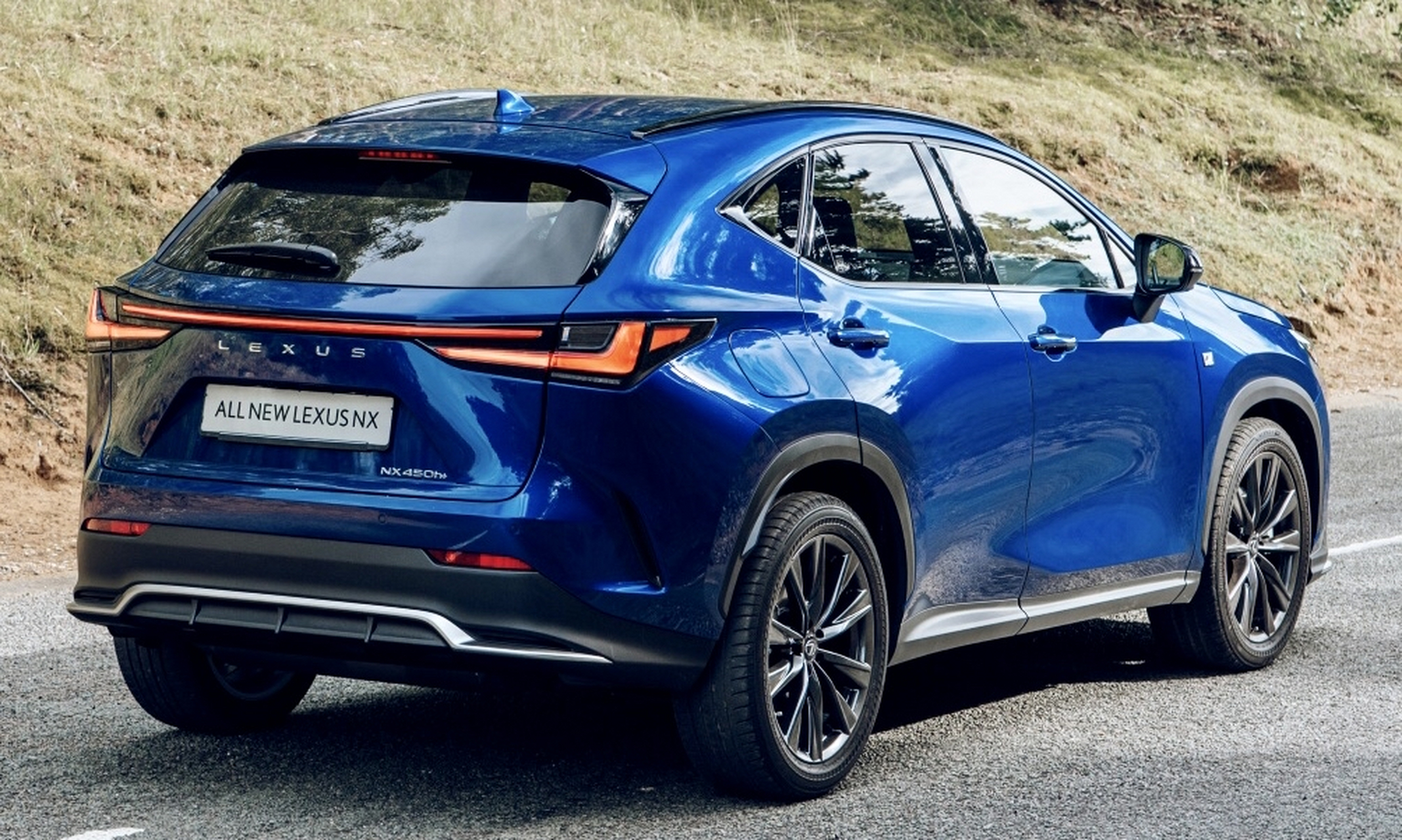 最近比较炙手可热的一款中型suv——雷克萨斯nx350h,卖的比较火的原因