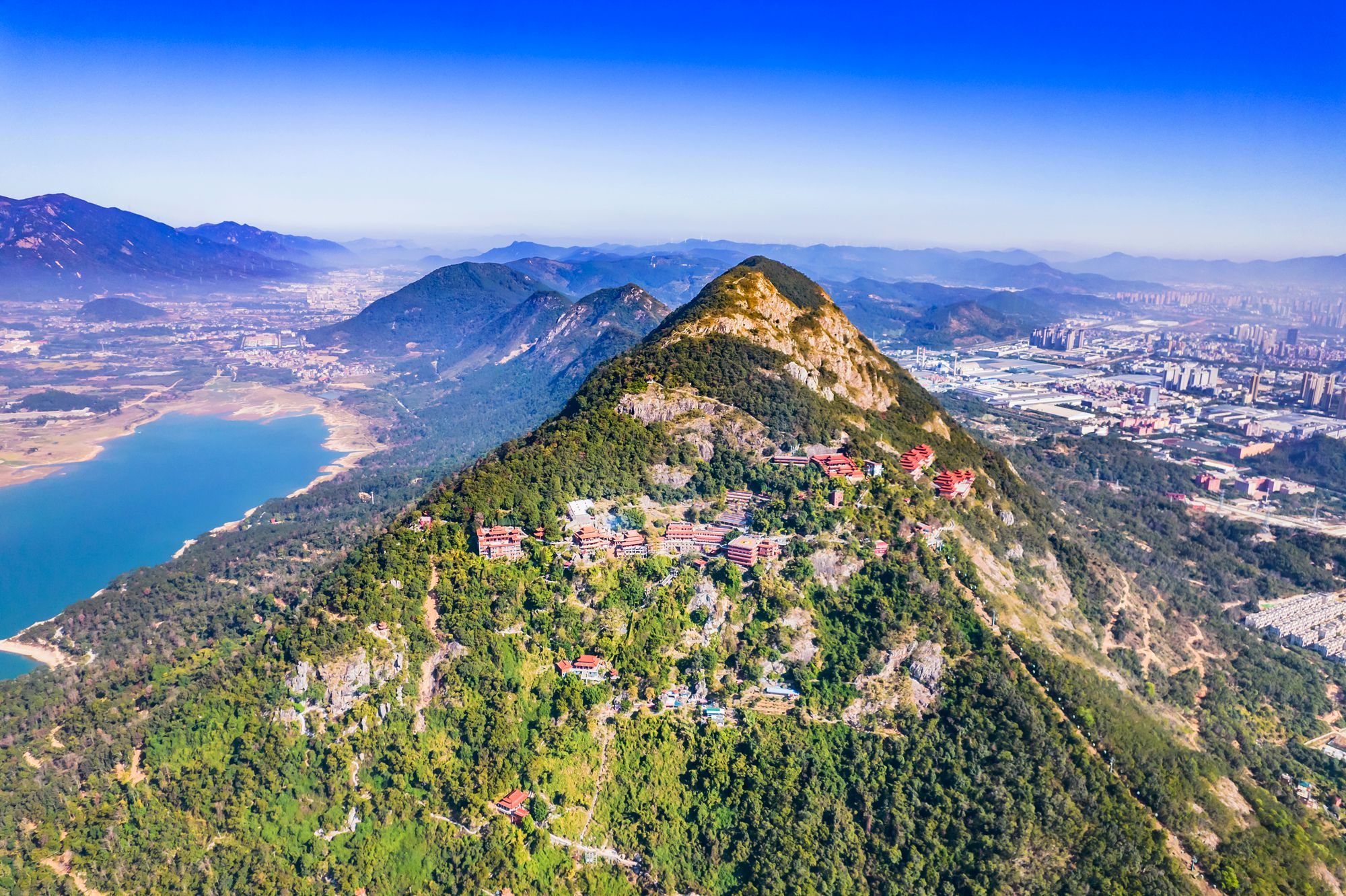 福建福清有一座石竹山,是中华梦文化的传承地,众多游客来此祈福