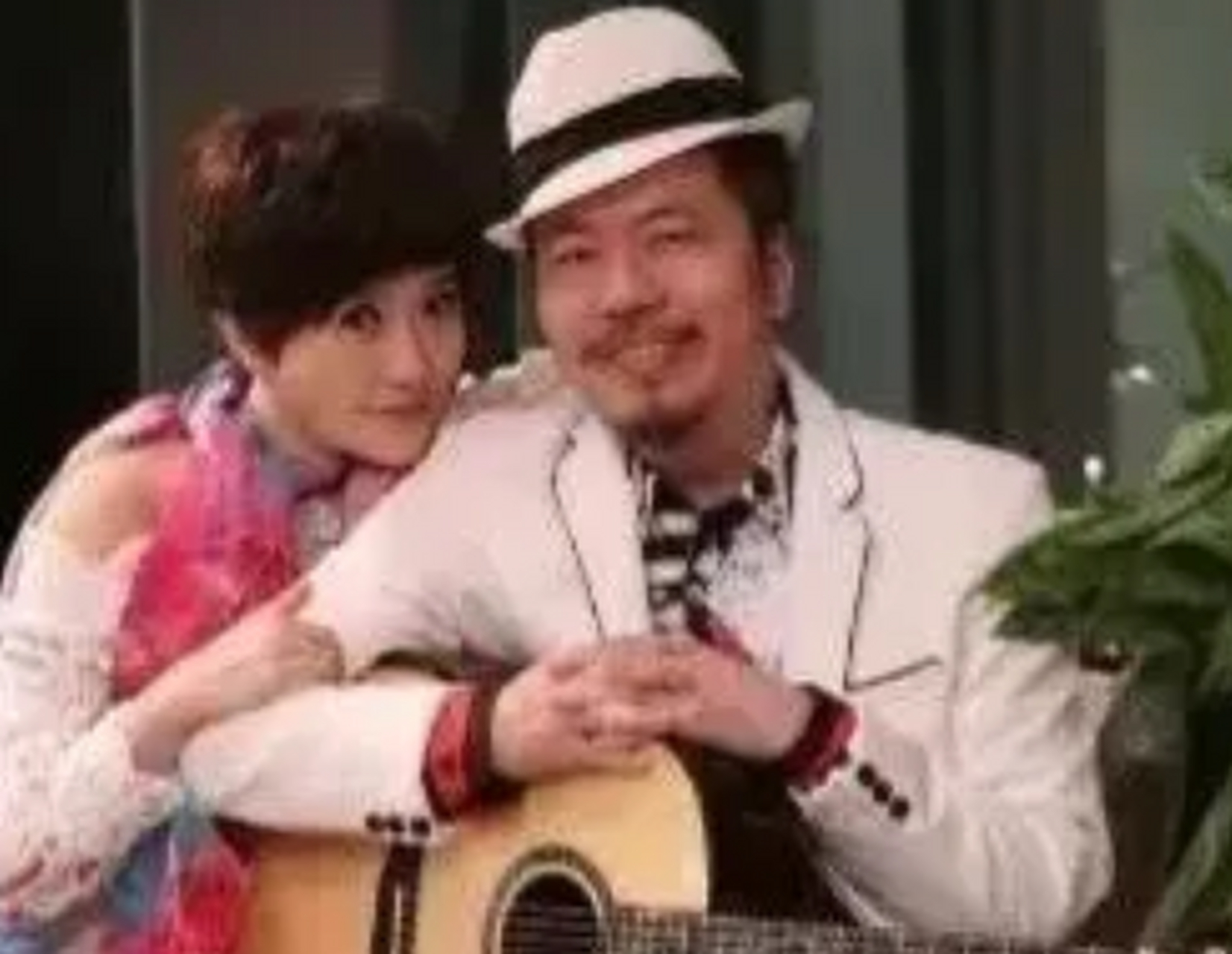 当年,寇乃馨执意要嫁给黄国伦,父亲却不同意:"你要是敢跟他结婚,我跟