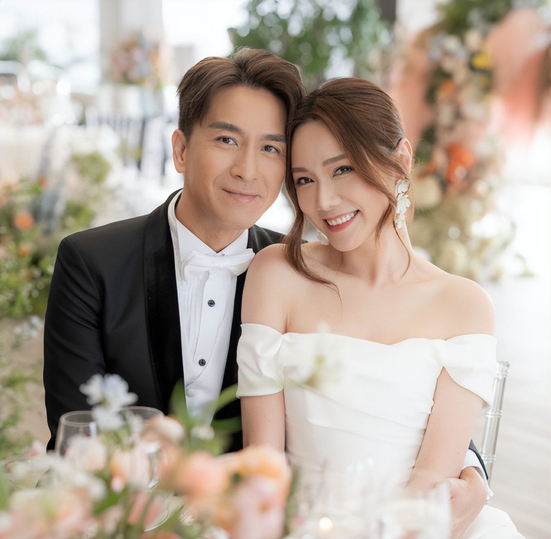 36岁汤洛雯晒同49岁马国明结婚照,新娘v领礼服尽显好身材