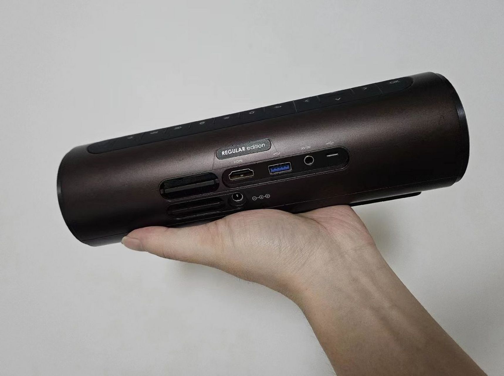 坚果p1是一款便携投影仪,内置电池支持5小时投影播放.