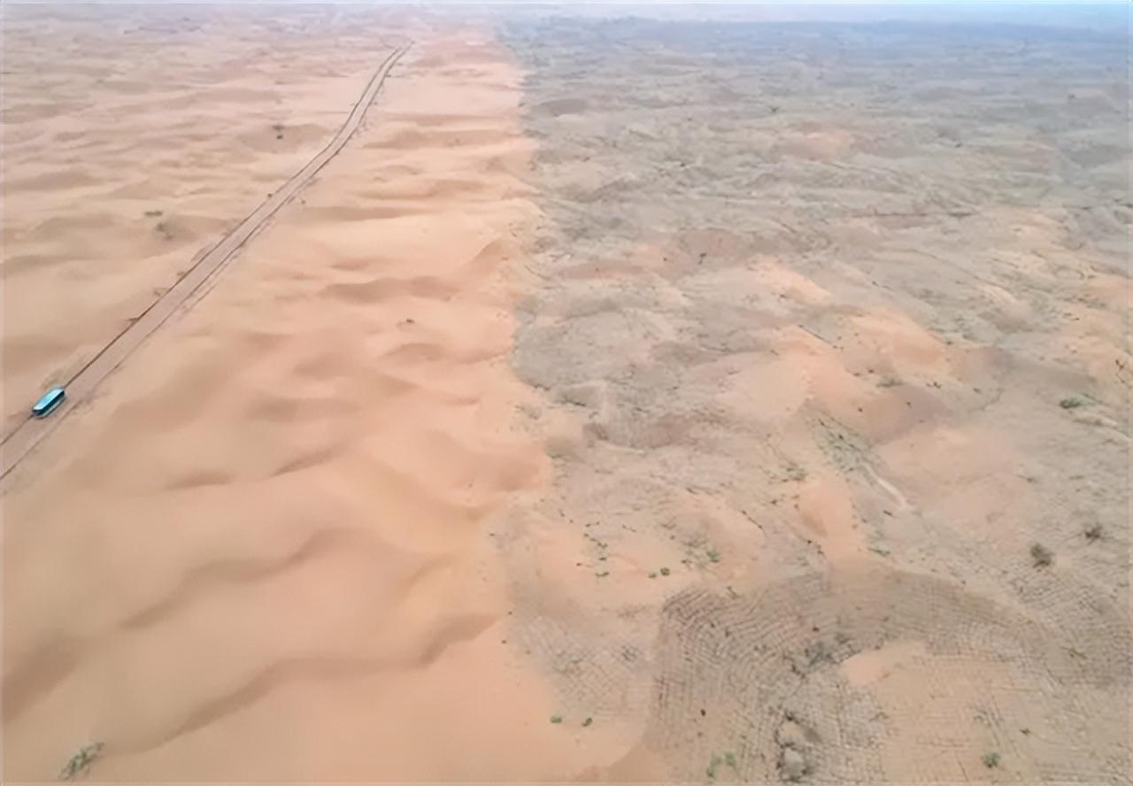 一天"吞"掉40亩沙漠?中国发明的"吞沙巨兽",已在甘肃