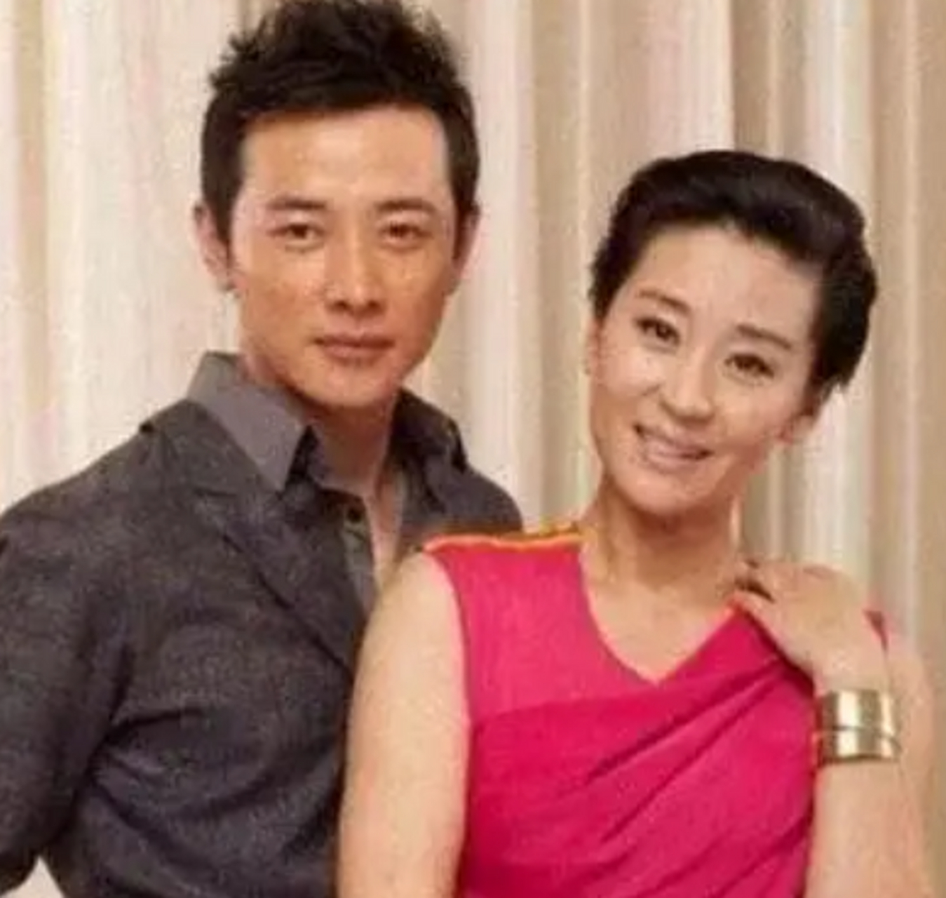 2011年,苗圃的父亲病重,男友罗晋拿出仅有的积蓄20万,父亲病好后,苗圃